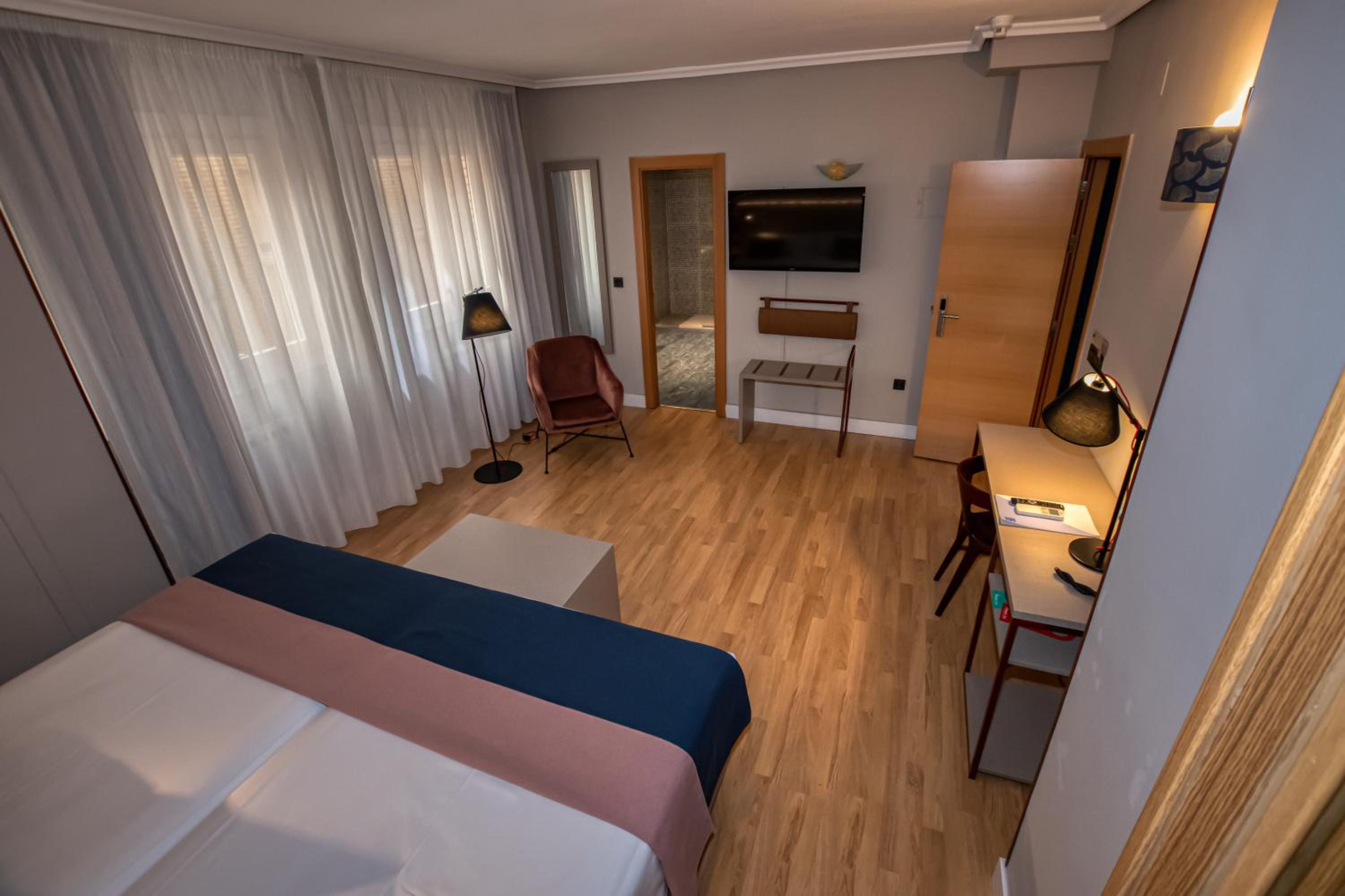 Double or Twin Room - Photo 11