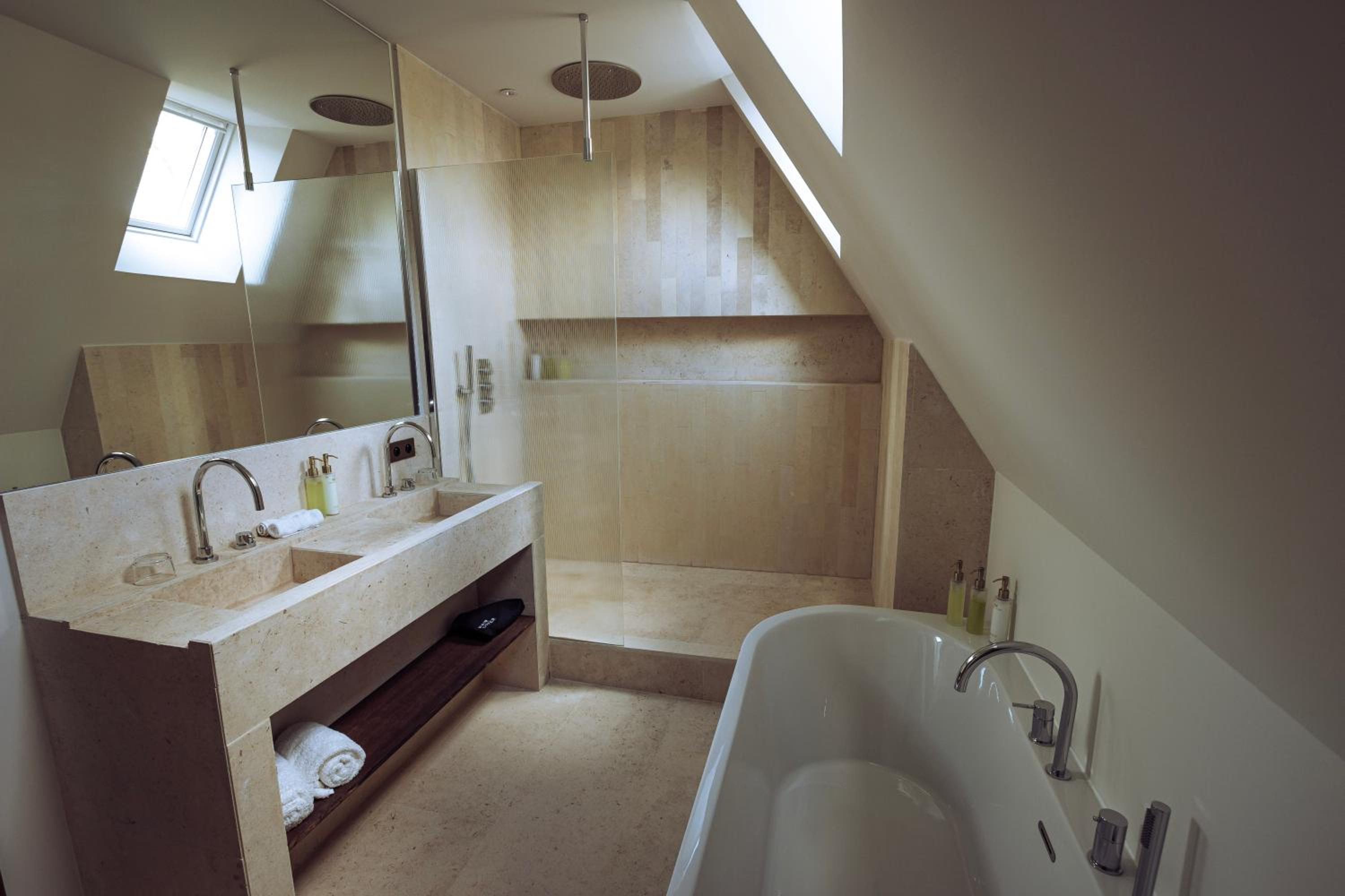 Deluxe Double Room - Photo 25