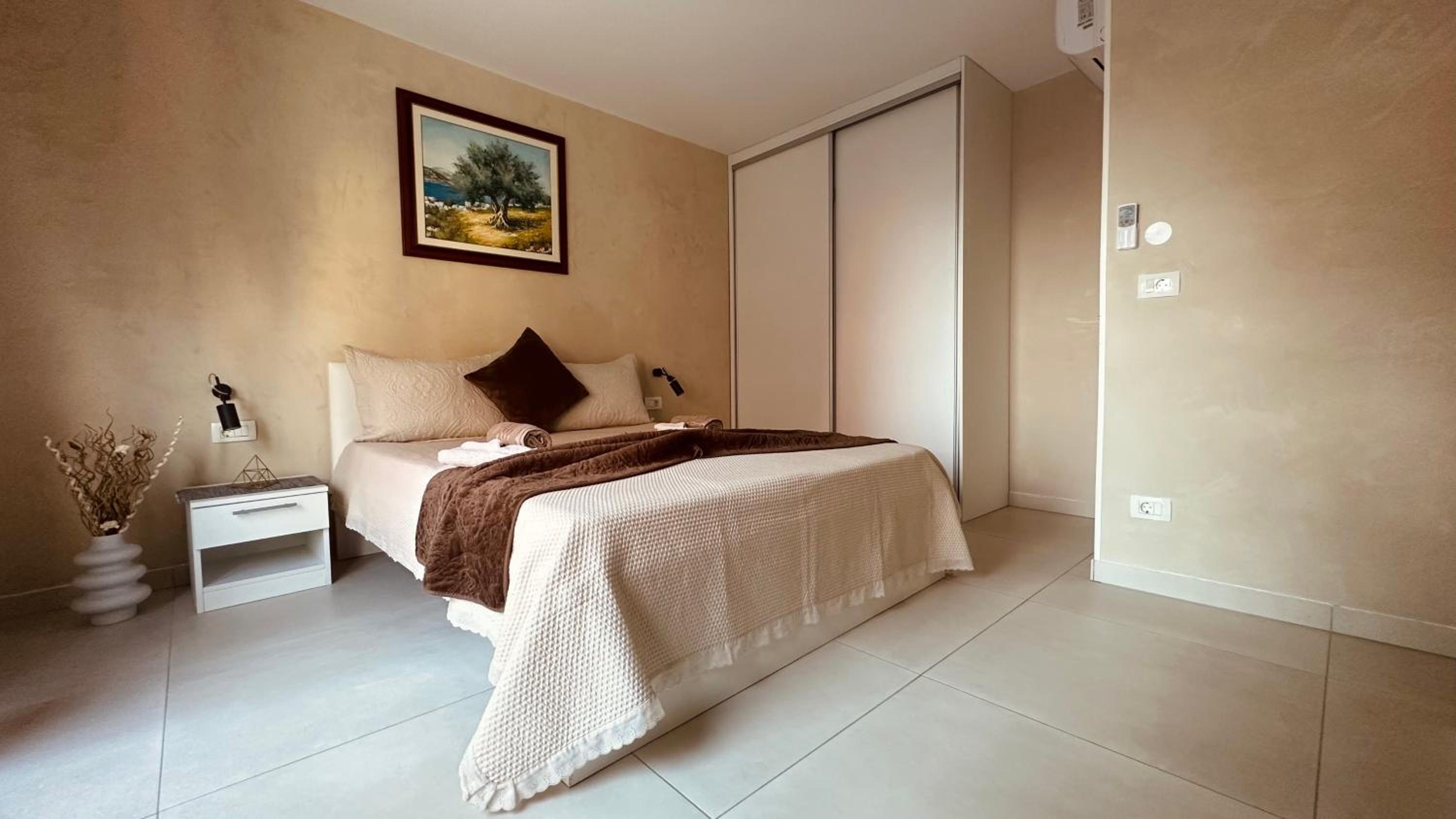 One-Bedroom Apartment photo 2