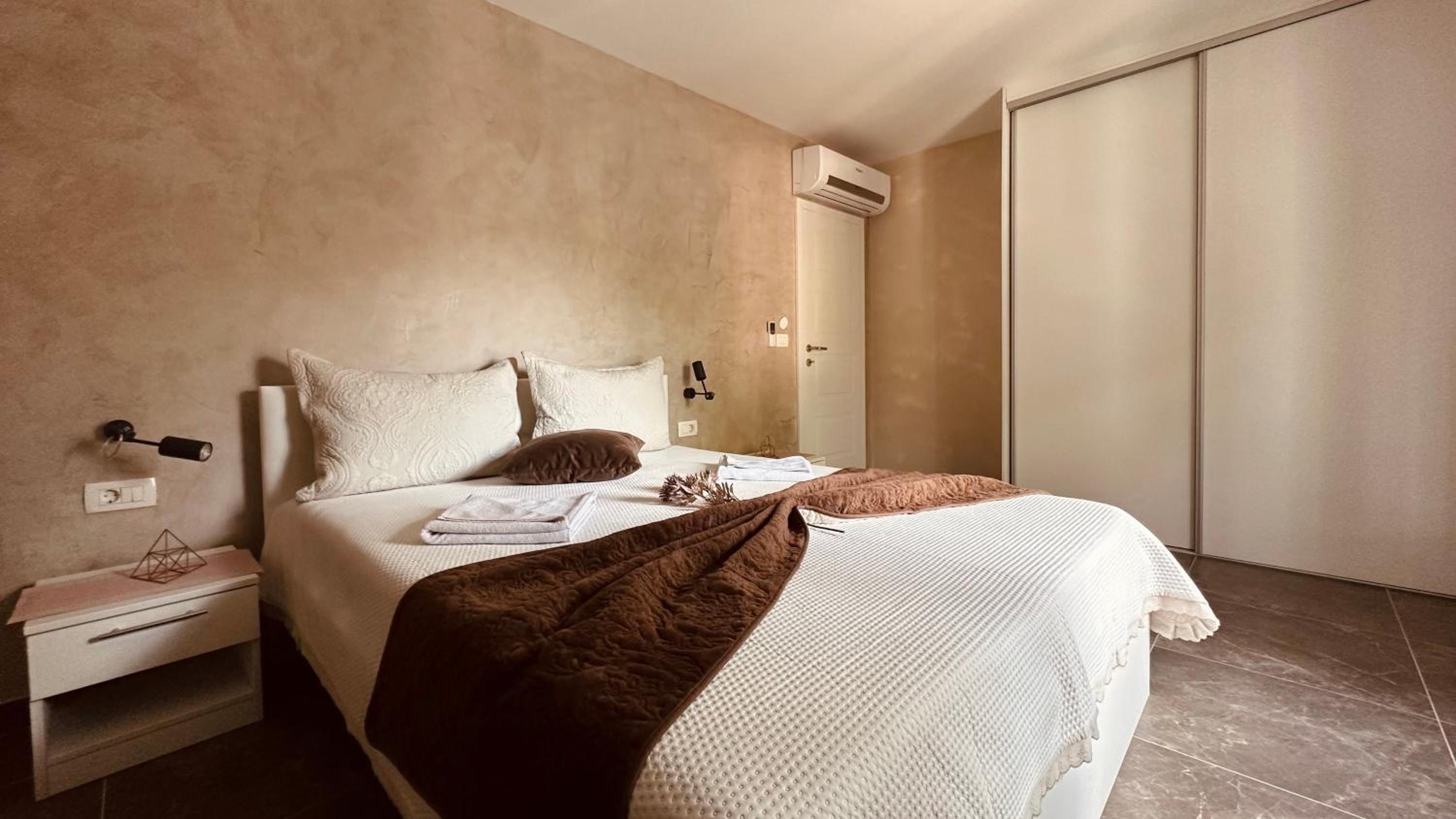 One-Bedroom Apartment - Photo 4