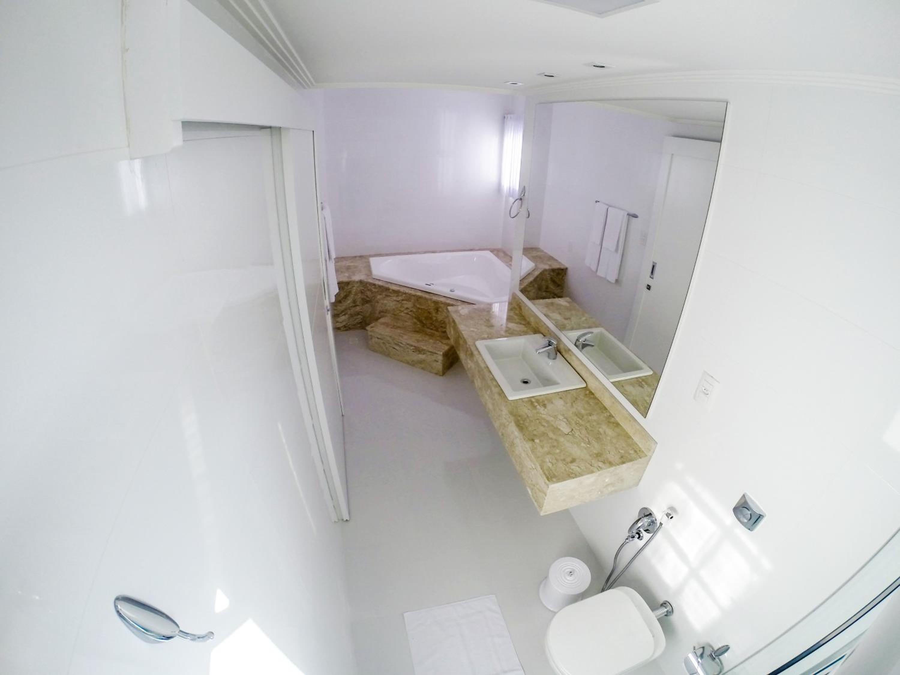 Queen Suite with Spa Bath photo 2