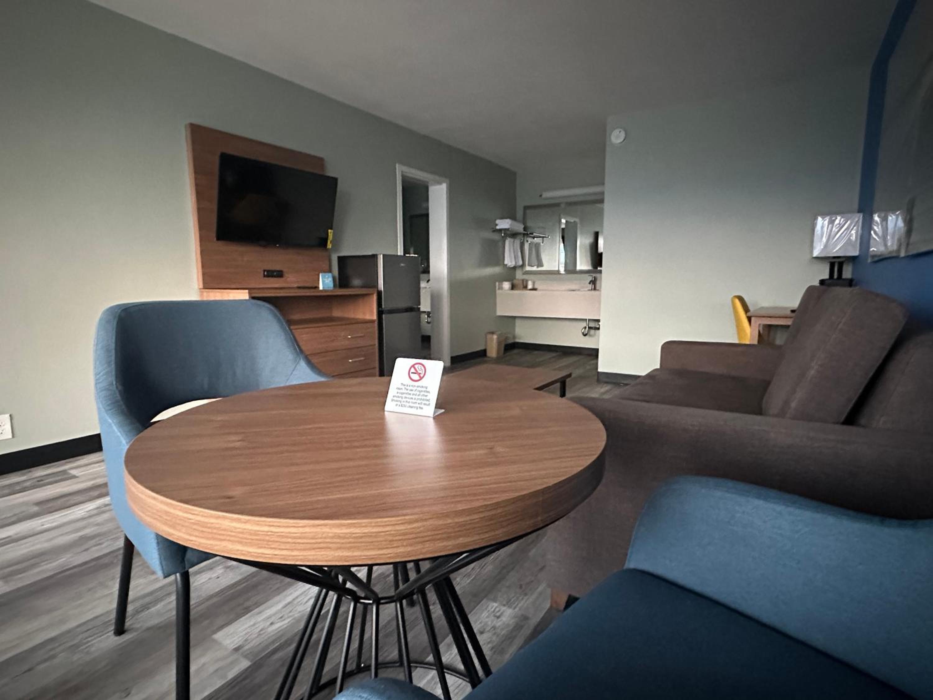 King Suite - Non-Smoking - Photo 1