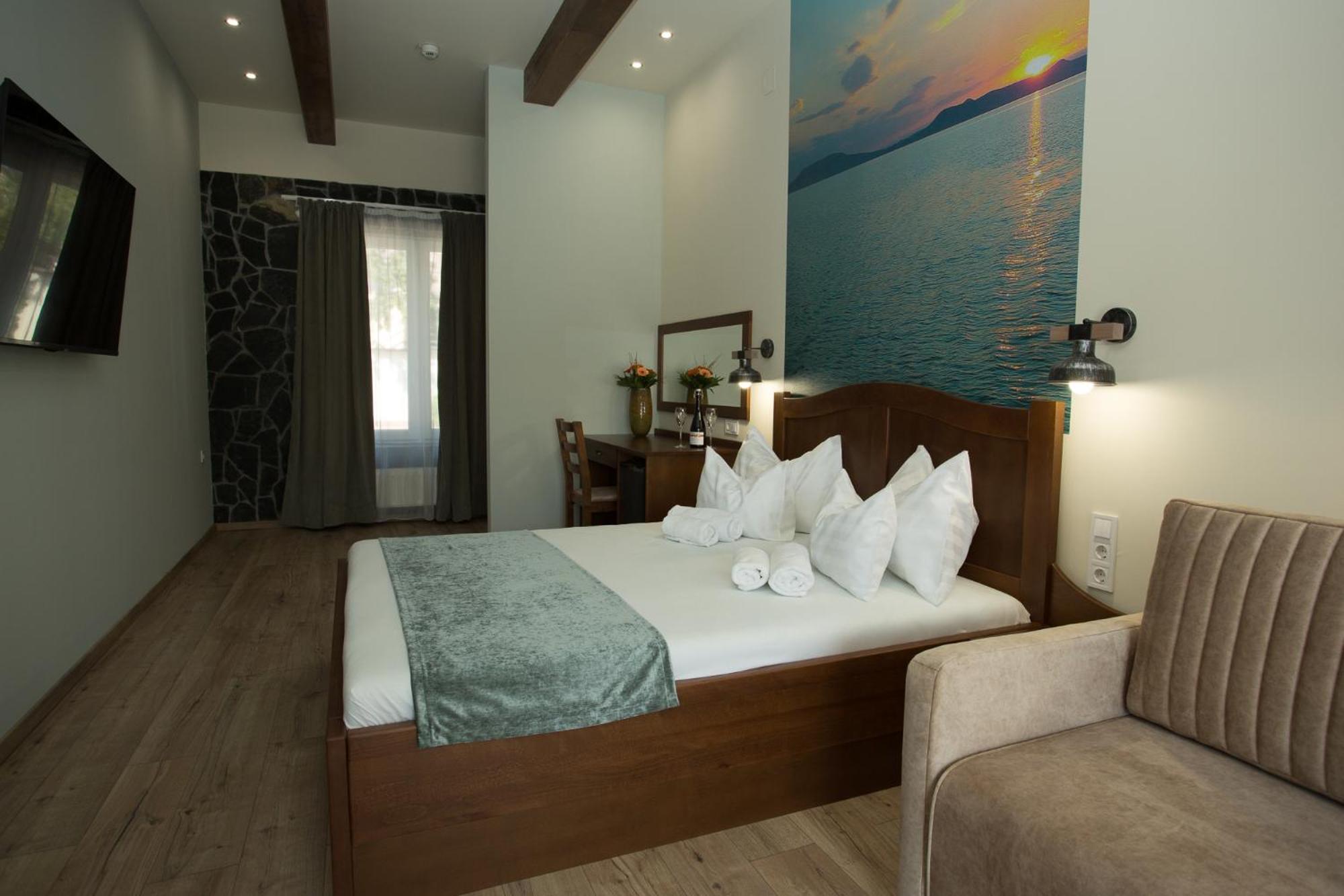 Queen Room with Balcony - Photo 2