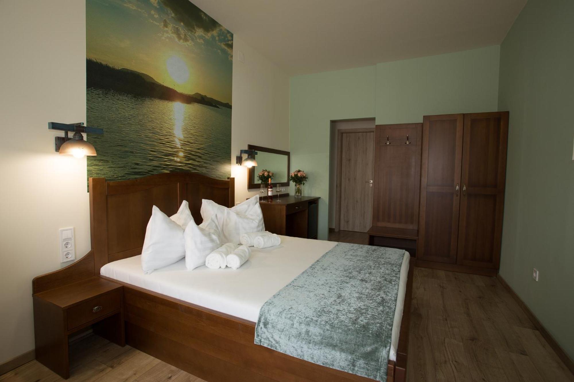 Queen Room with Balcony - Photo 4