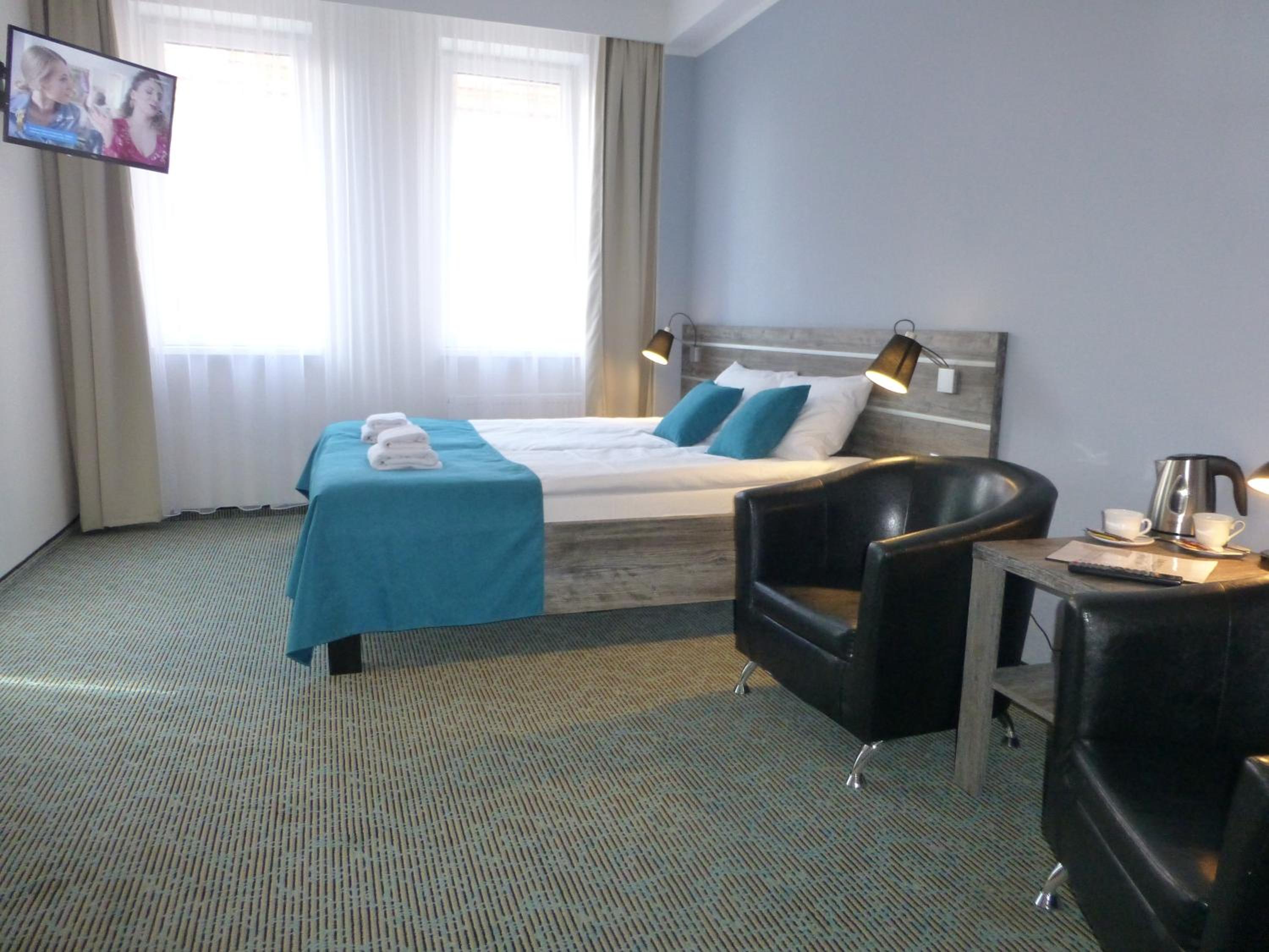 Deluxe Queen Room with Two Queen Beds - Photo 3