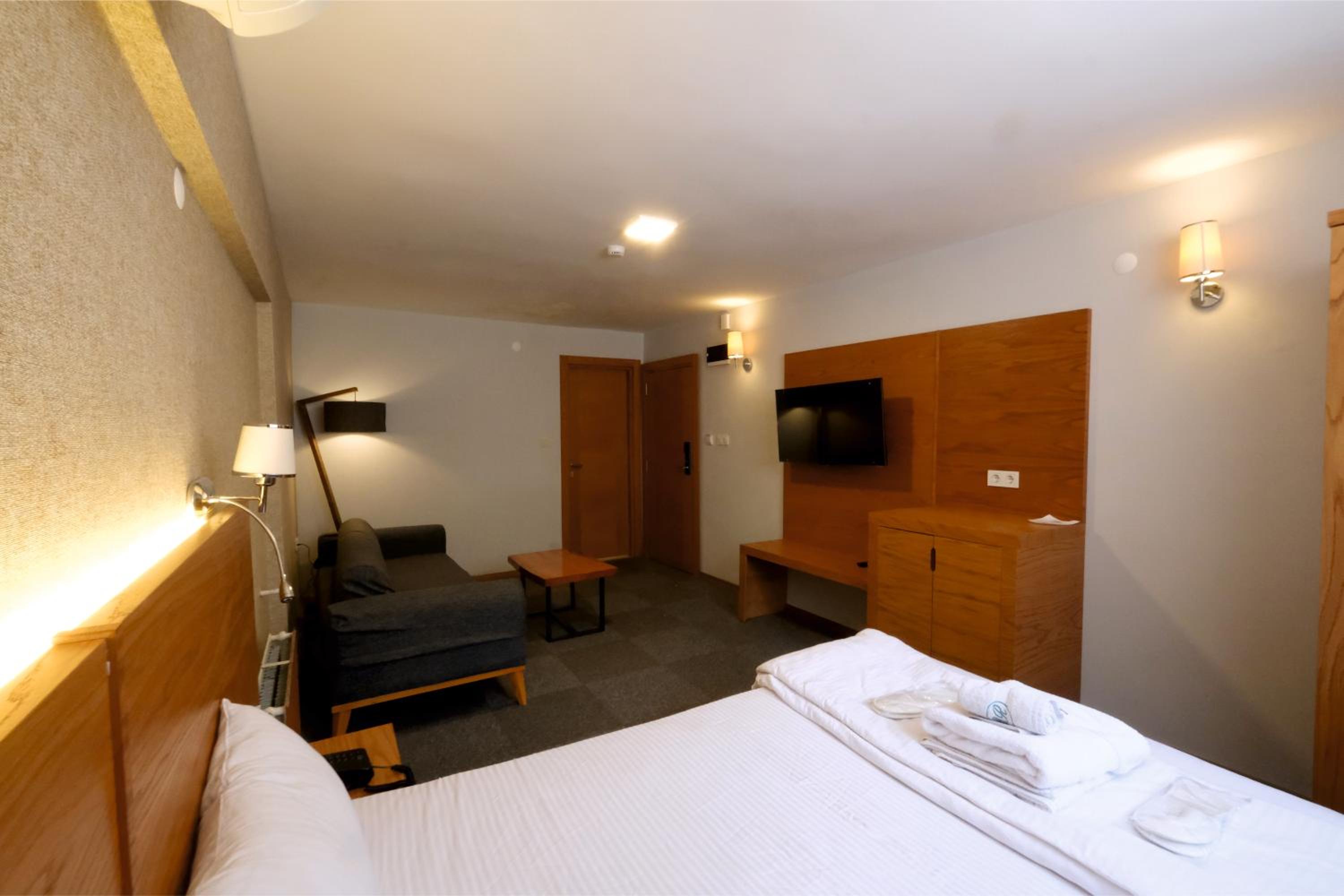 Deluxe Double Room with Castle View - Photo 8