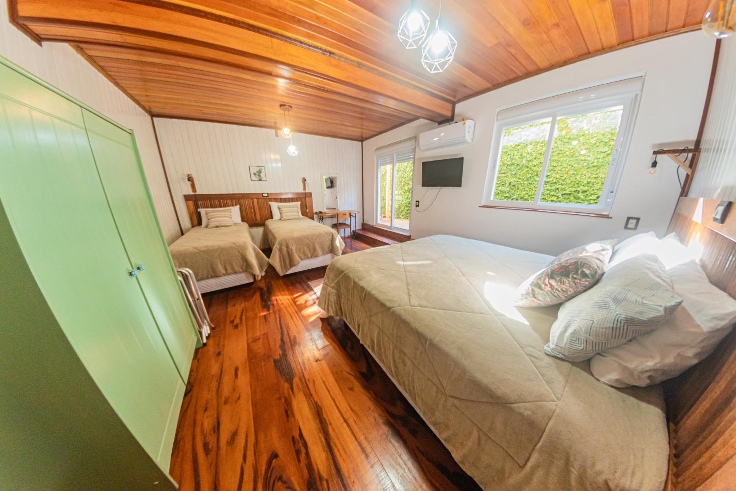 Quadruple Room with Balcony - Photo 21