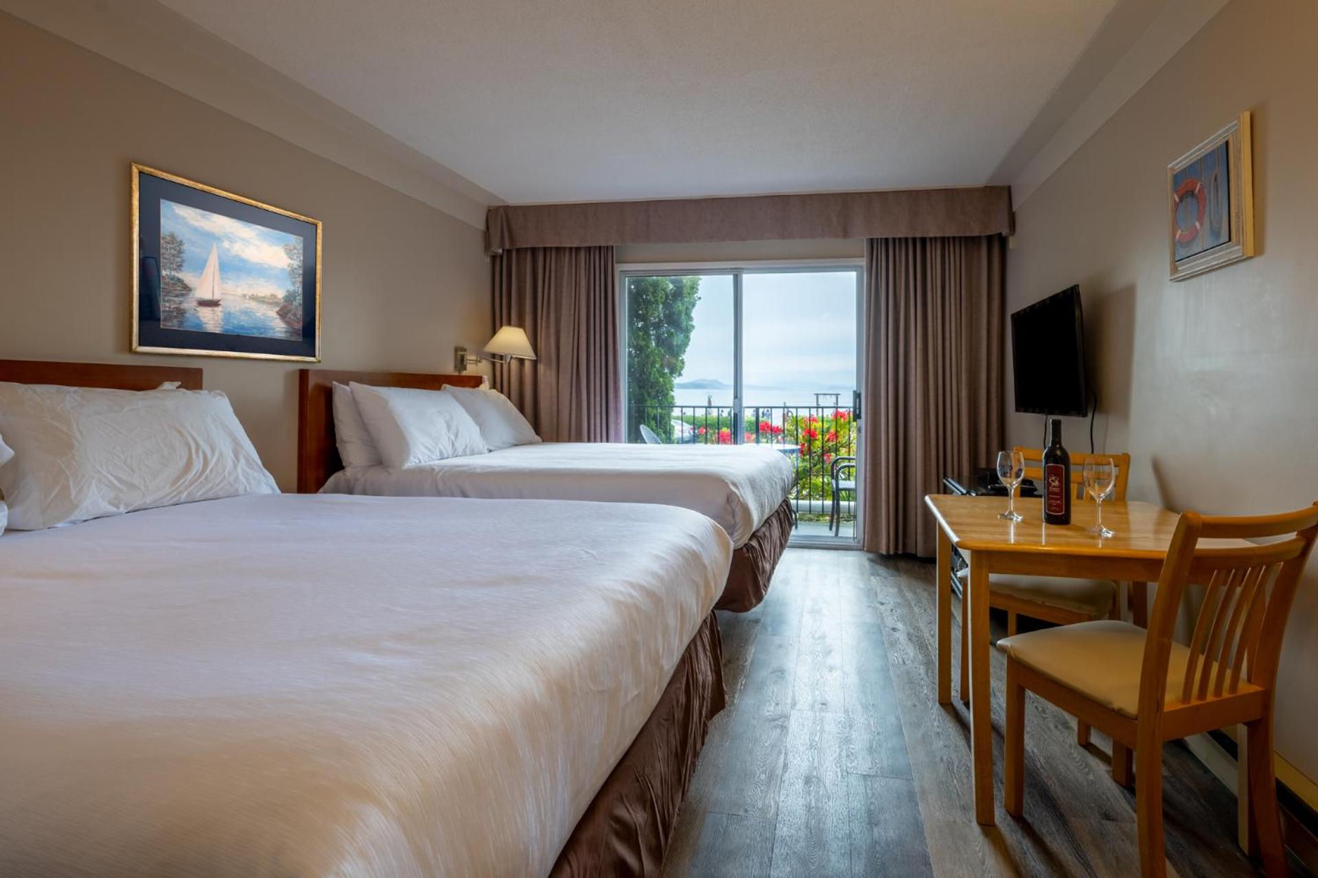 Queen Room with Two Queen Beds and Sea View 