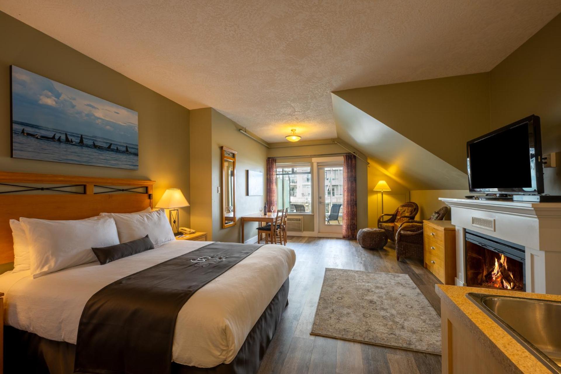 Deluxe Queen Suite