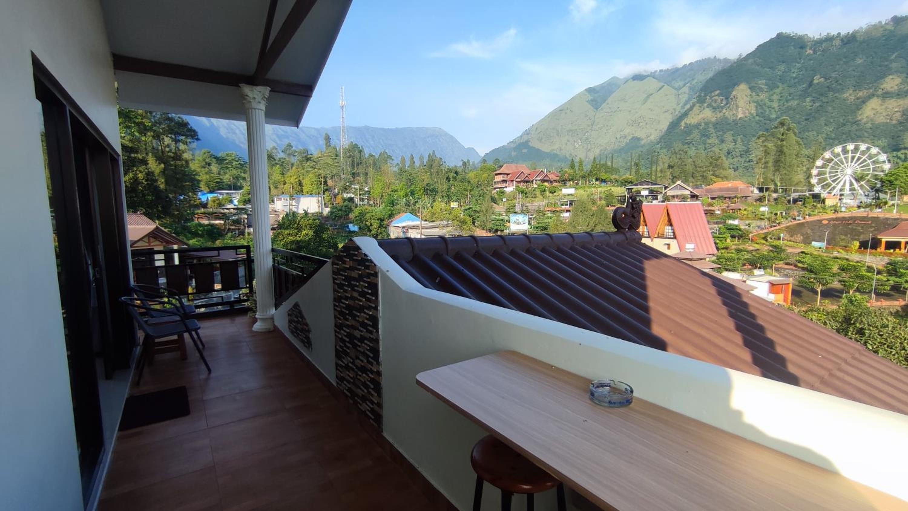 Family Room with Mountain View photo 3