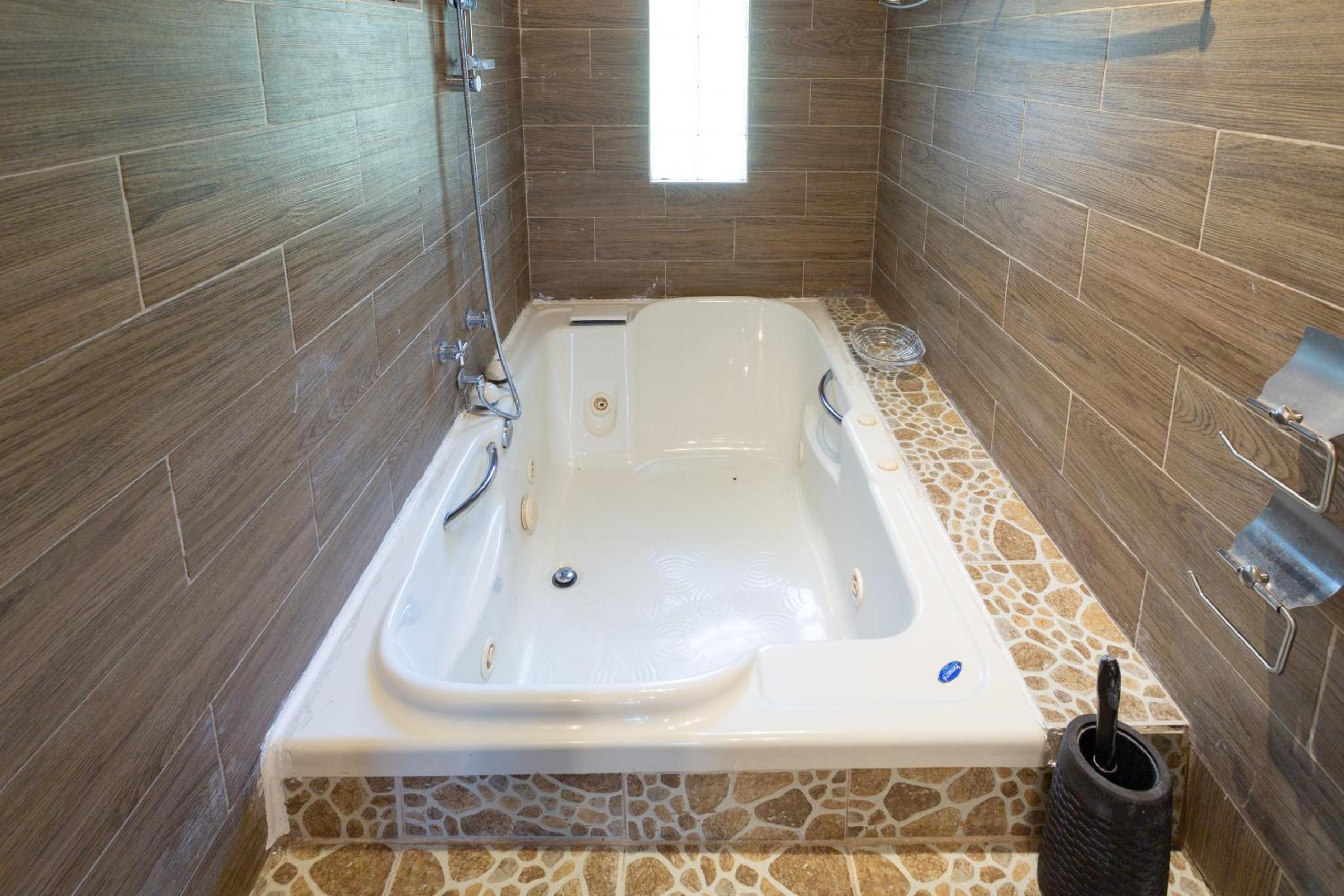 Deluxe Double Room with Two Double Beds - Photo 9
