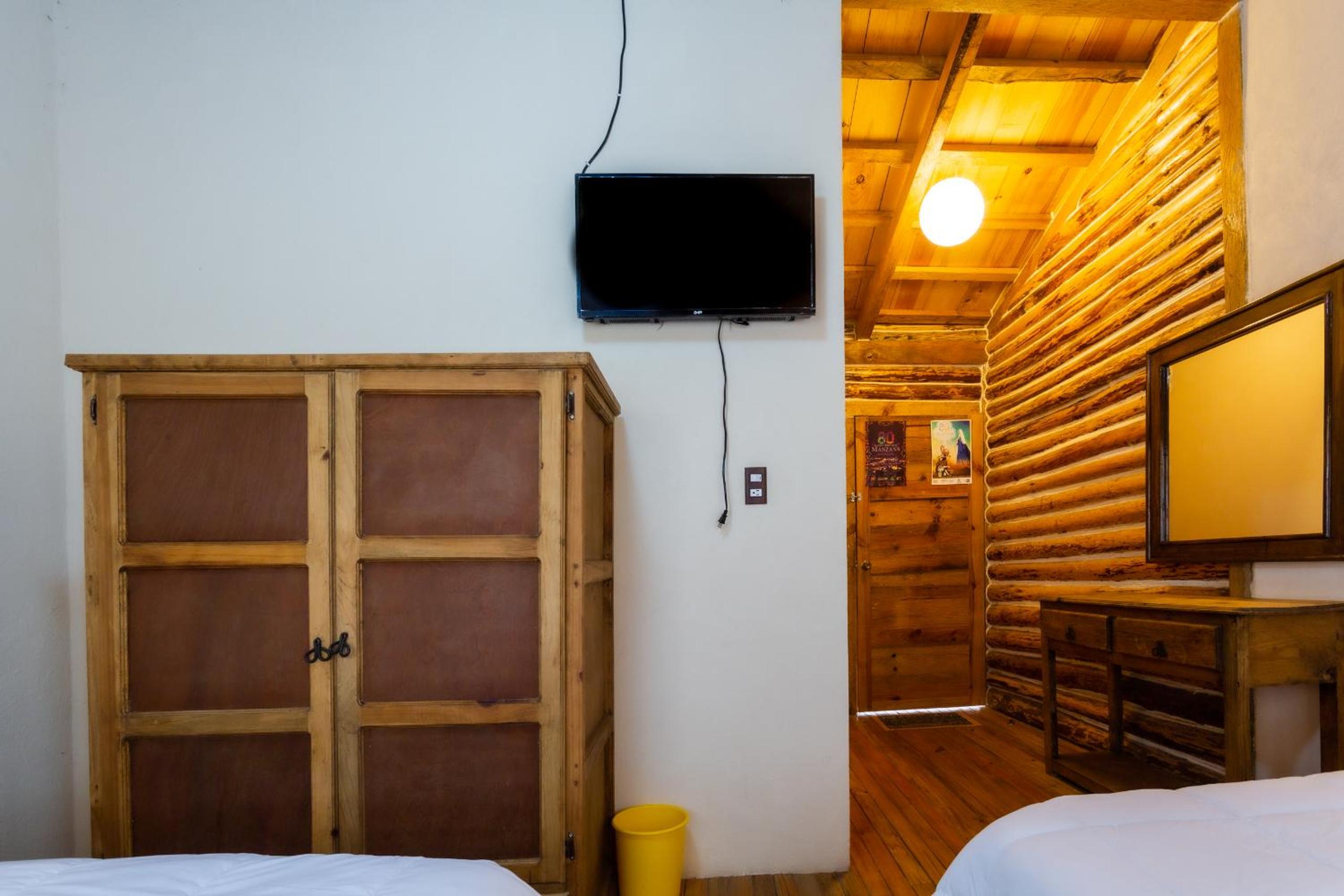 Large Twin Room - Photo 5