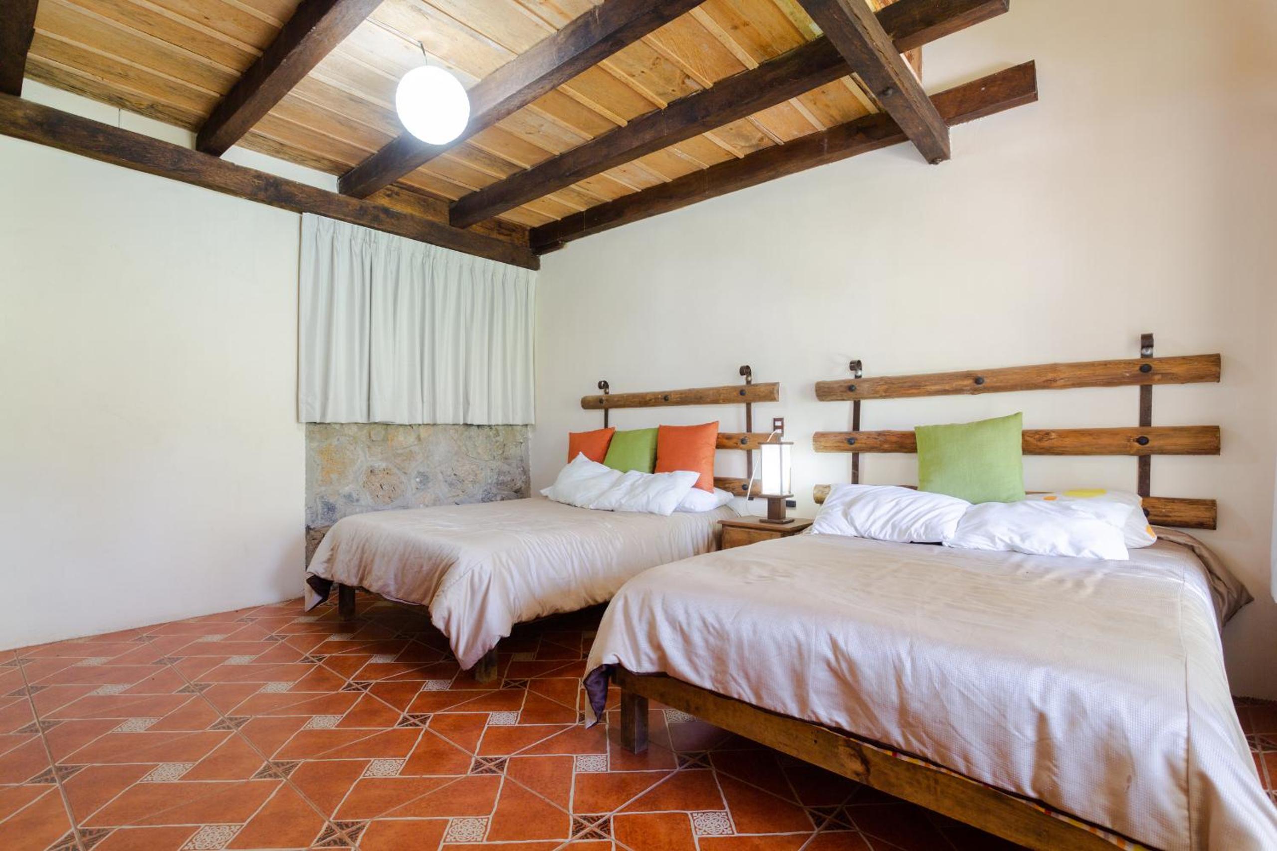 Large Twin Room - Photo 2
