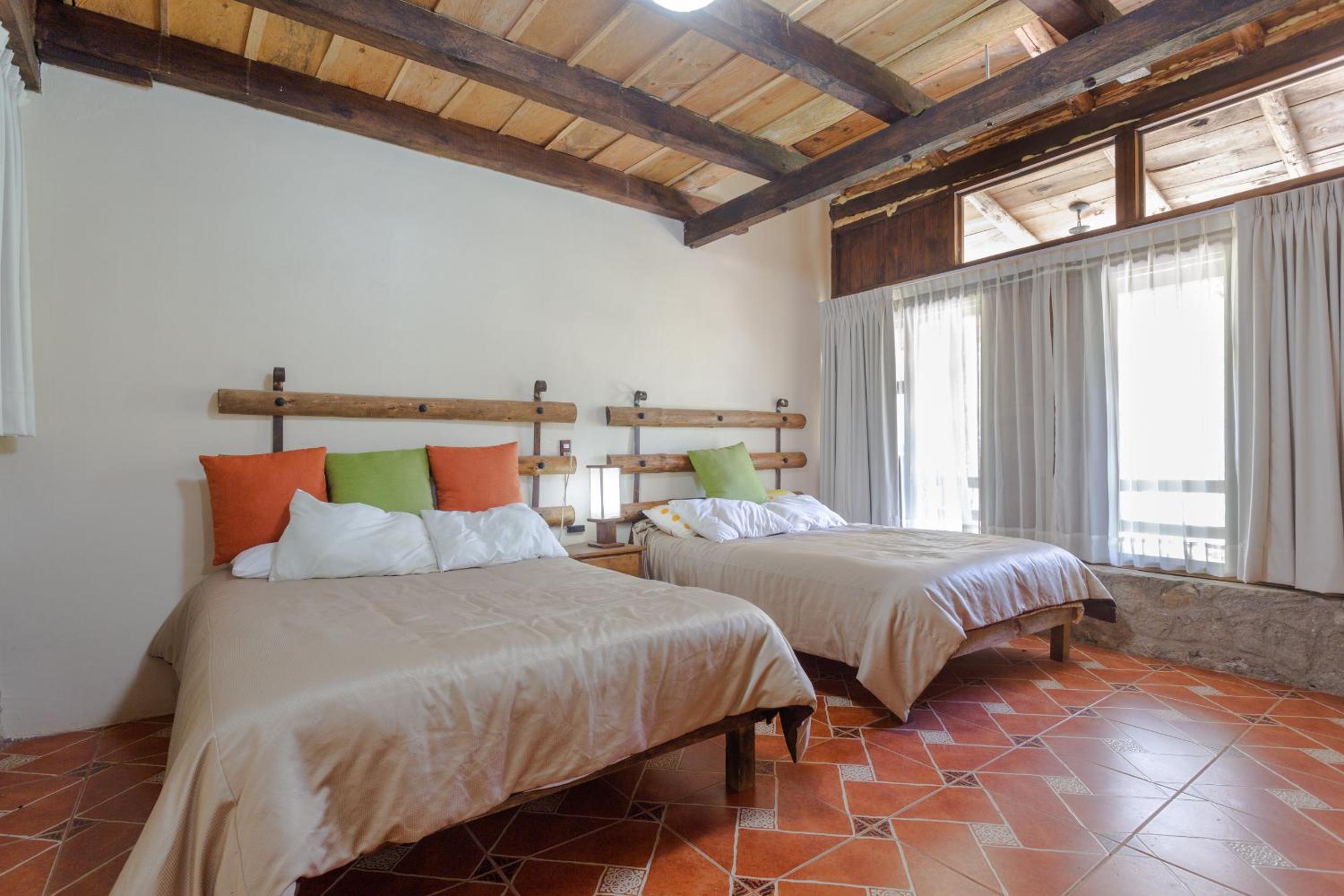 Large Twin Room - Photo 3