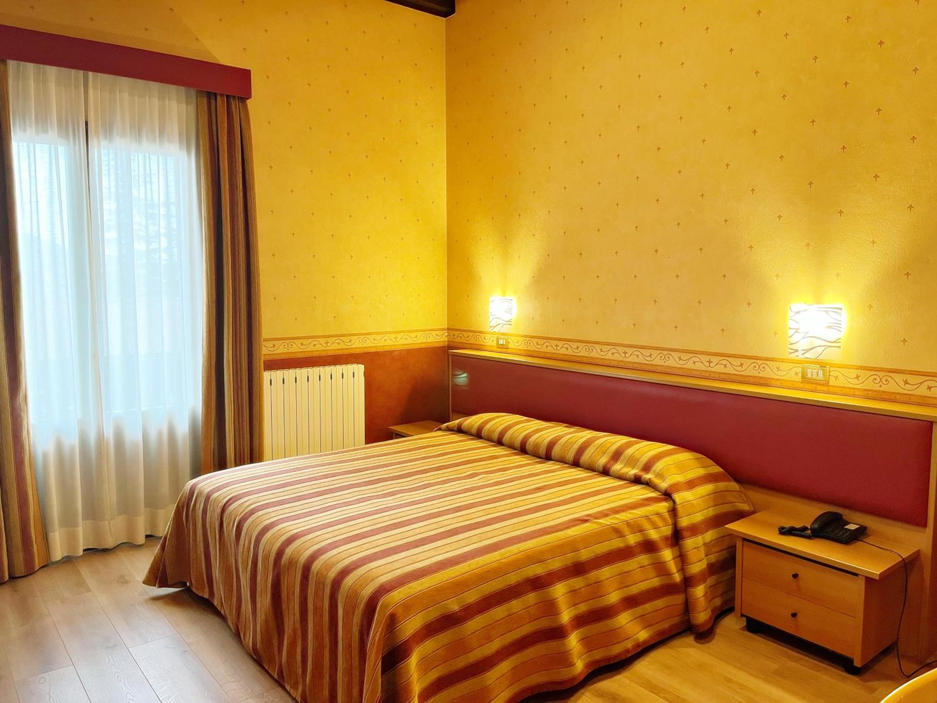 Large Double or Twin Room photo 1