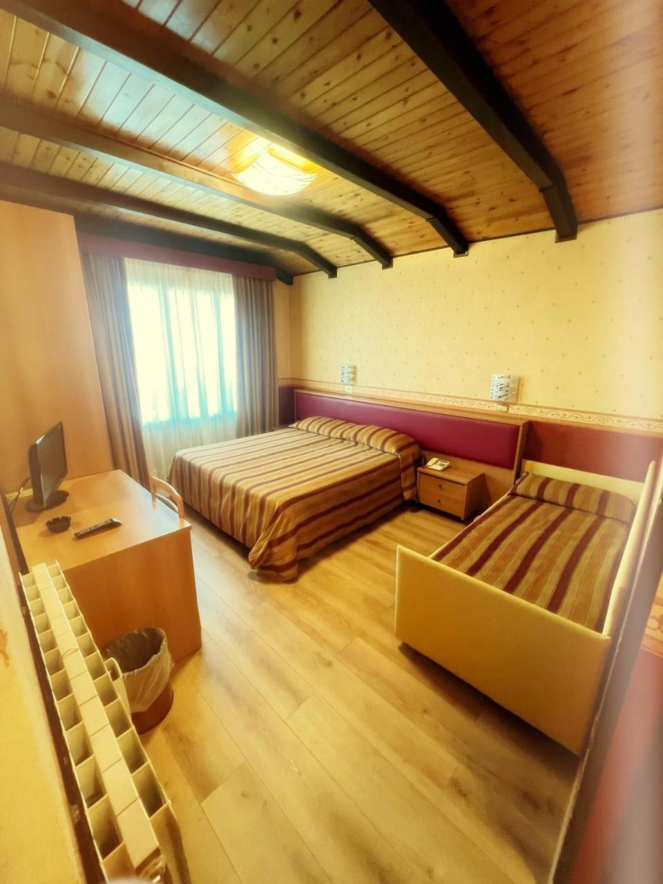 Large Double or Twin Room photo 2