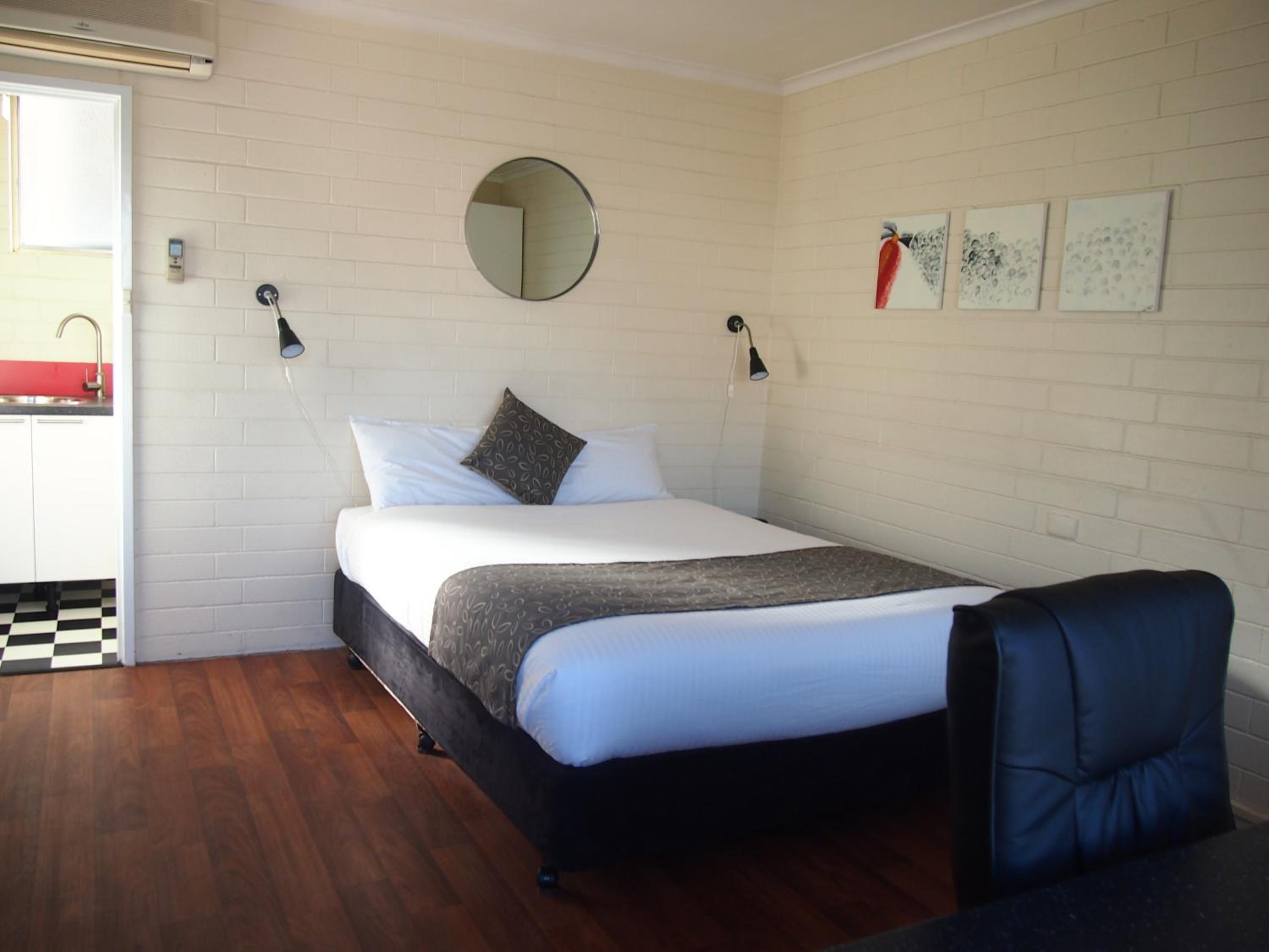 Queen Room photo 1