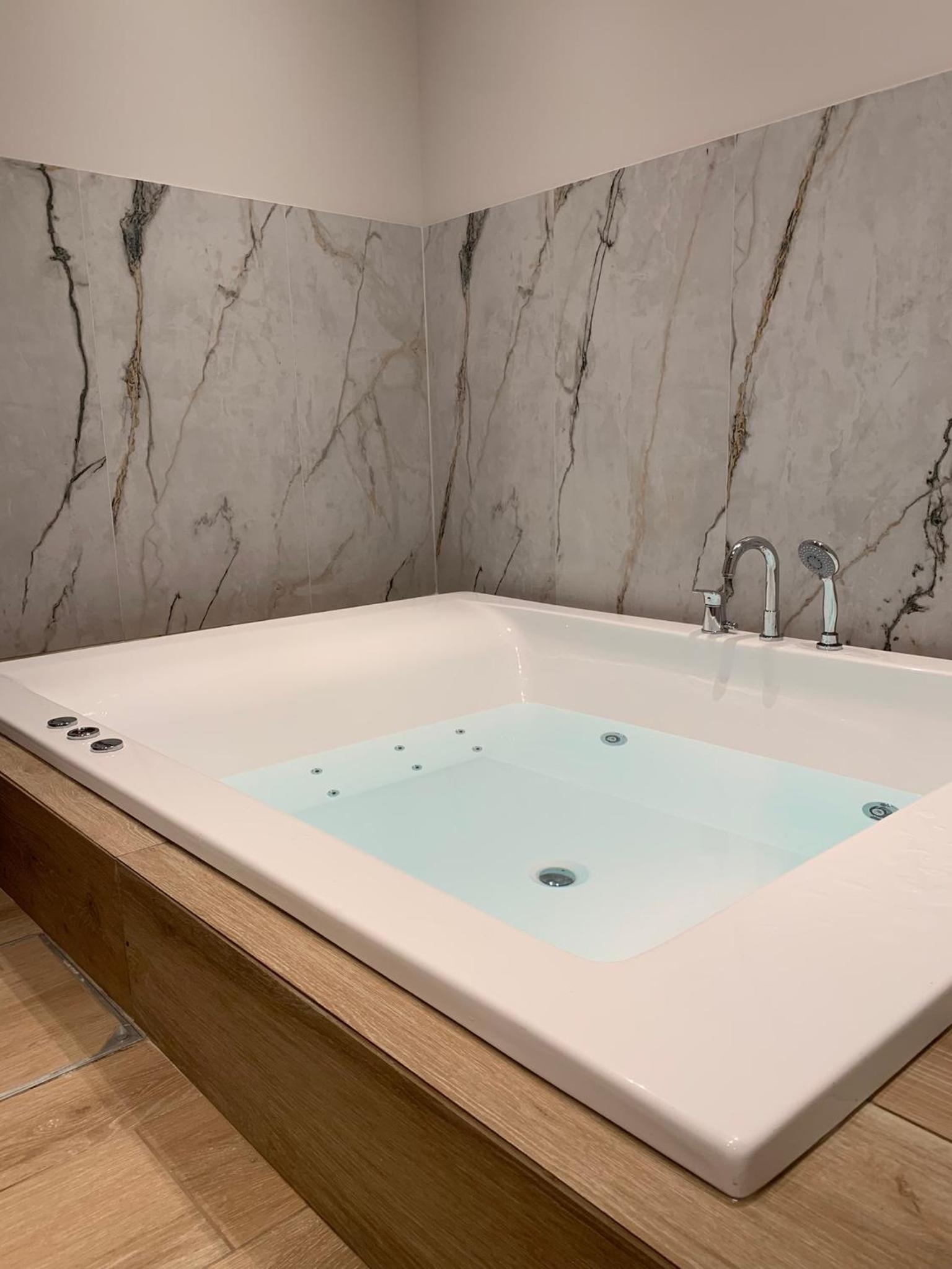 Suite with Hot Tub photo 2