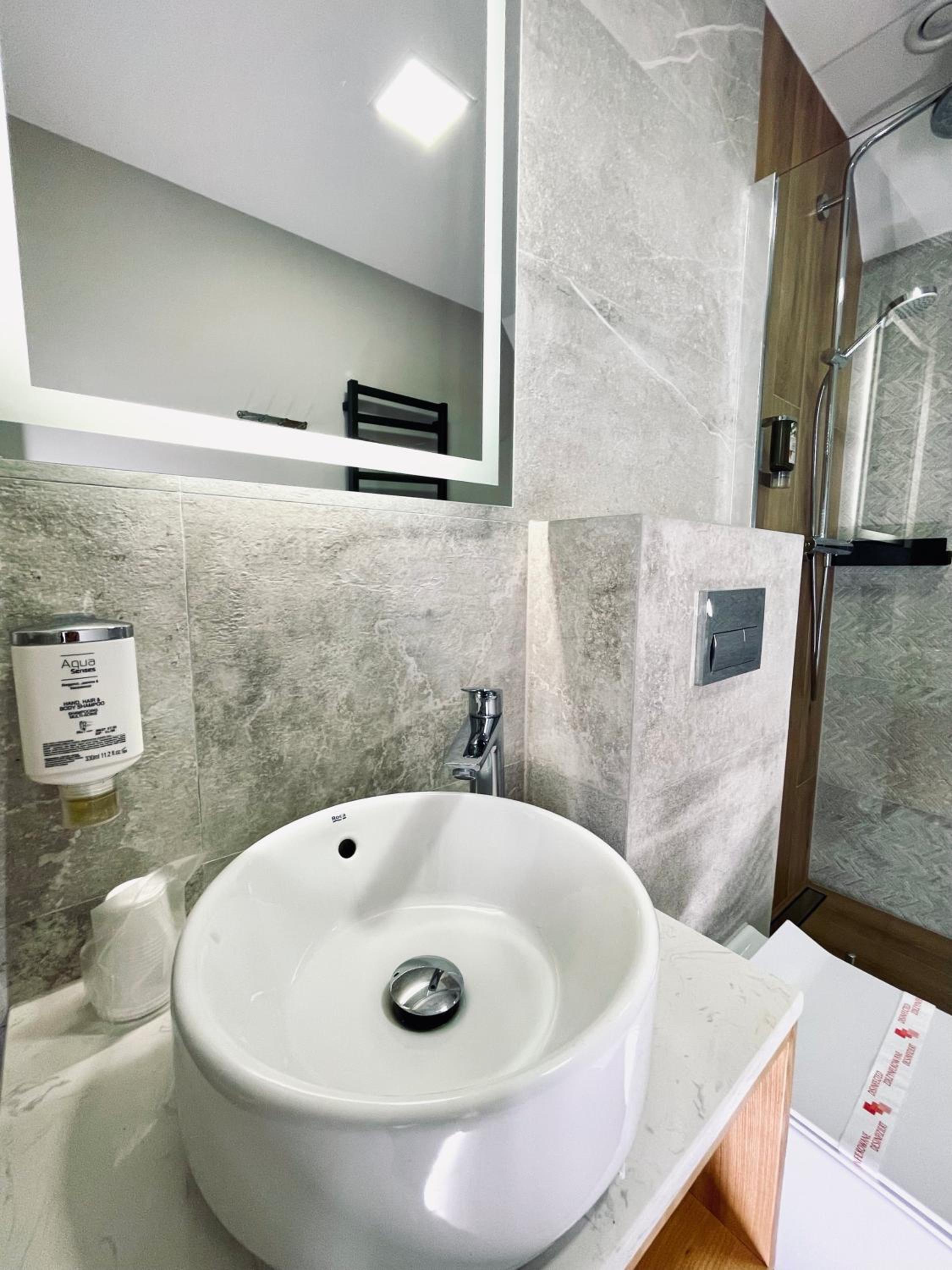 Standard Double or Twin Room - Photo 8