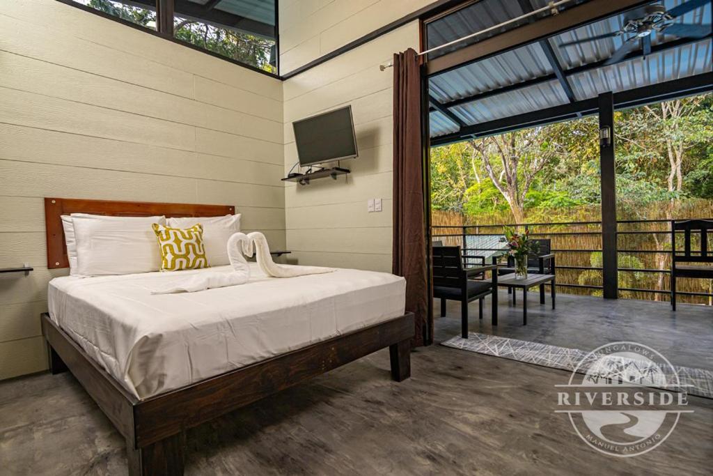 Deluxe Queen Room with Two Queen Beds photo 2