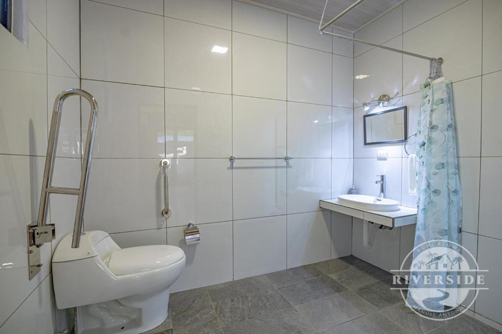 Quadruple Room - Disability Access photo 3