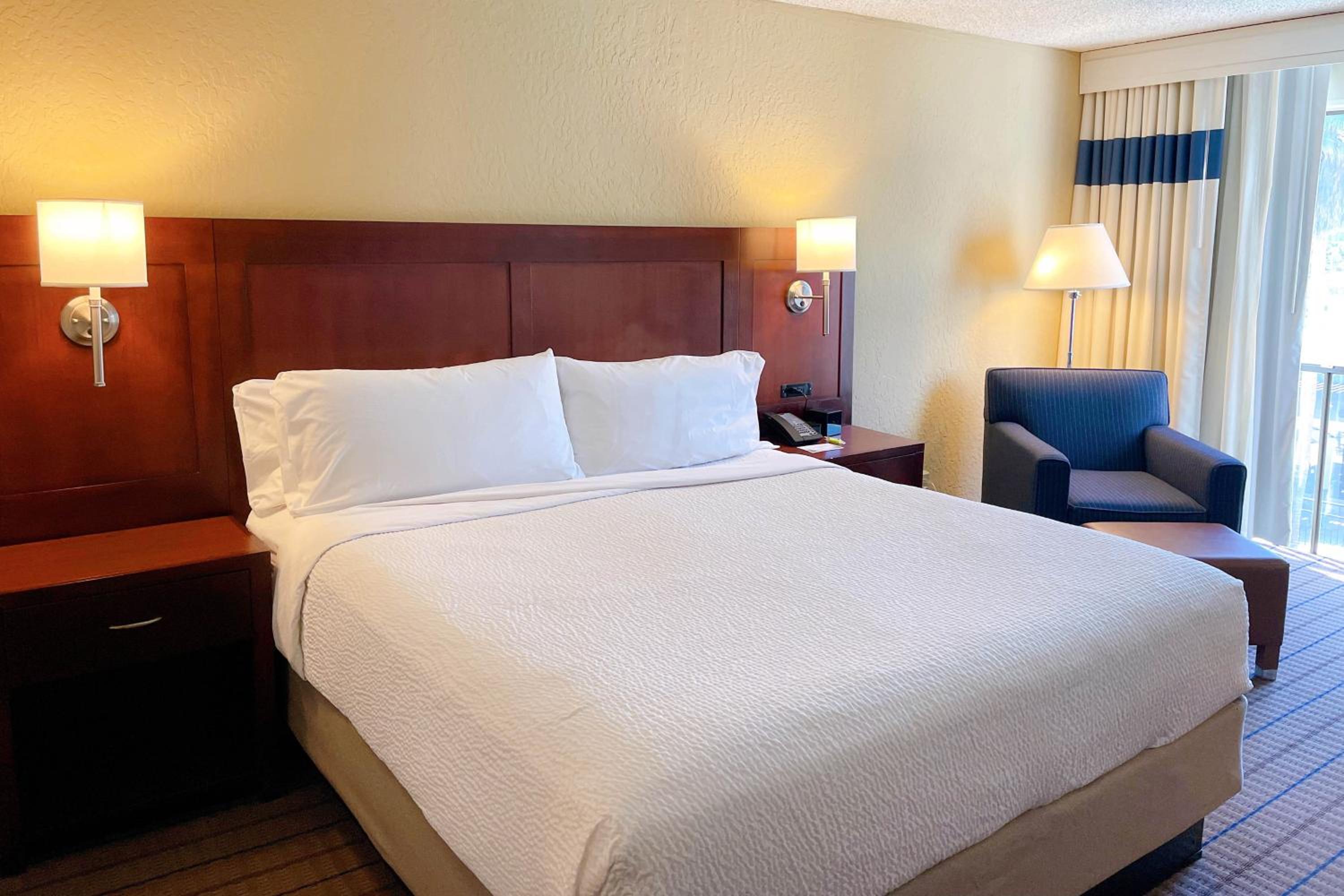 Deluxe, Guest room, 1 King - Photo 1