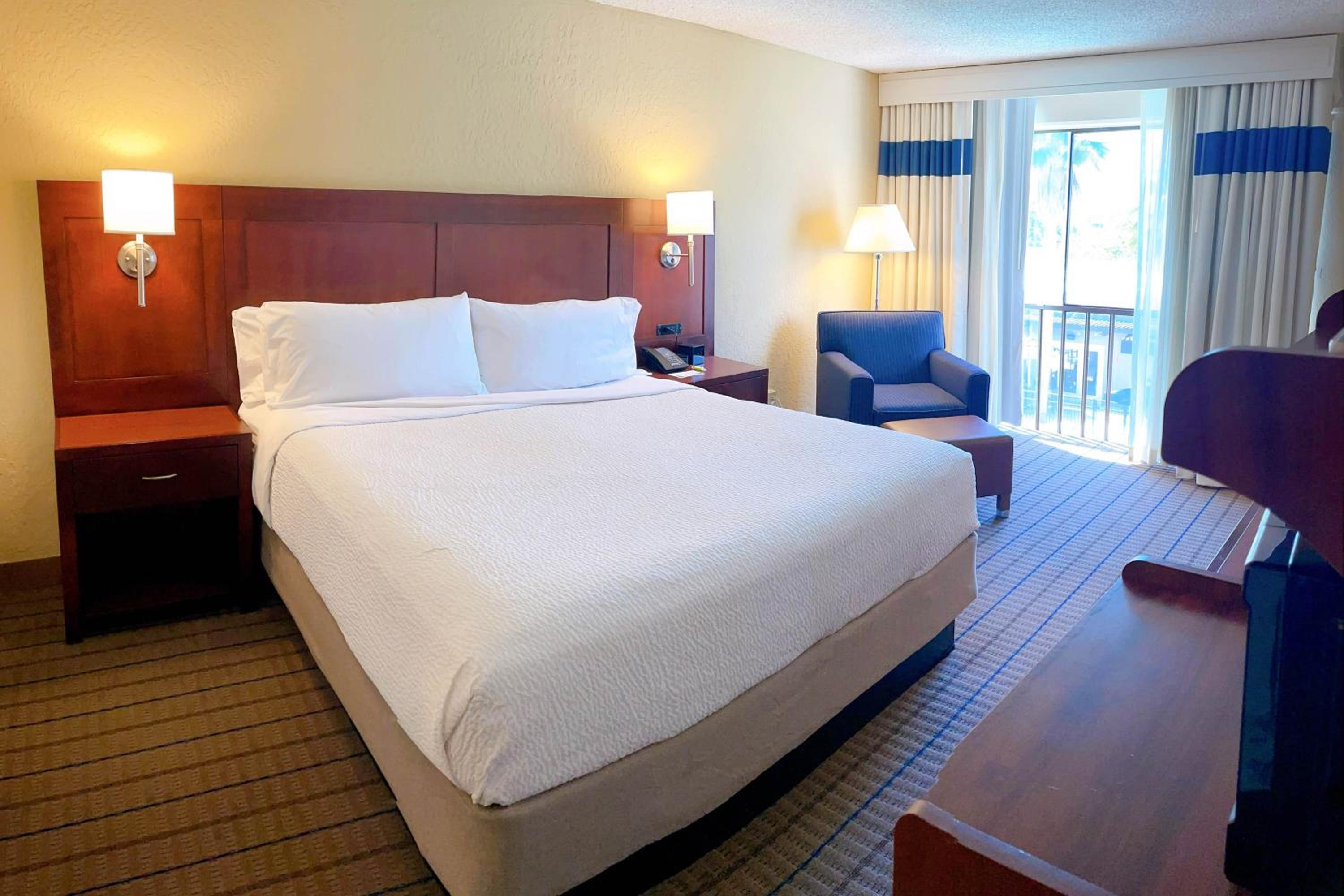Deluxe, Guest room, 1 King - Photo 2