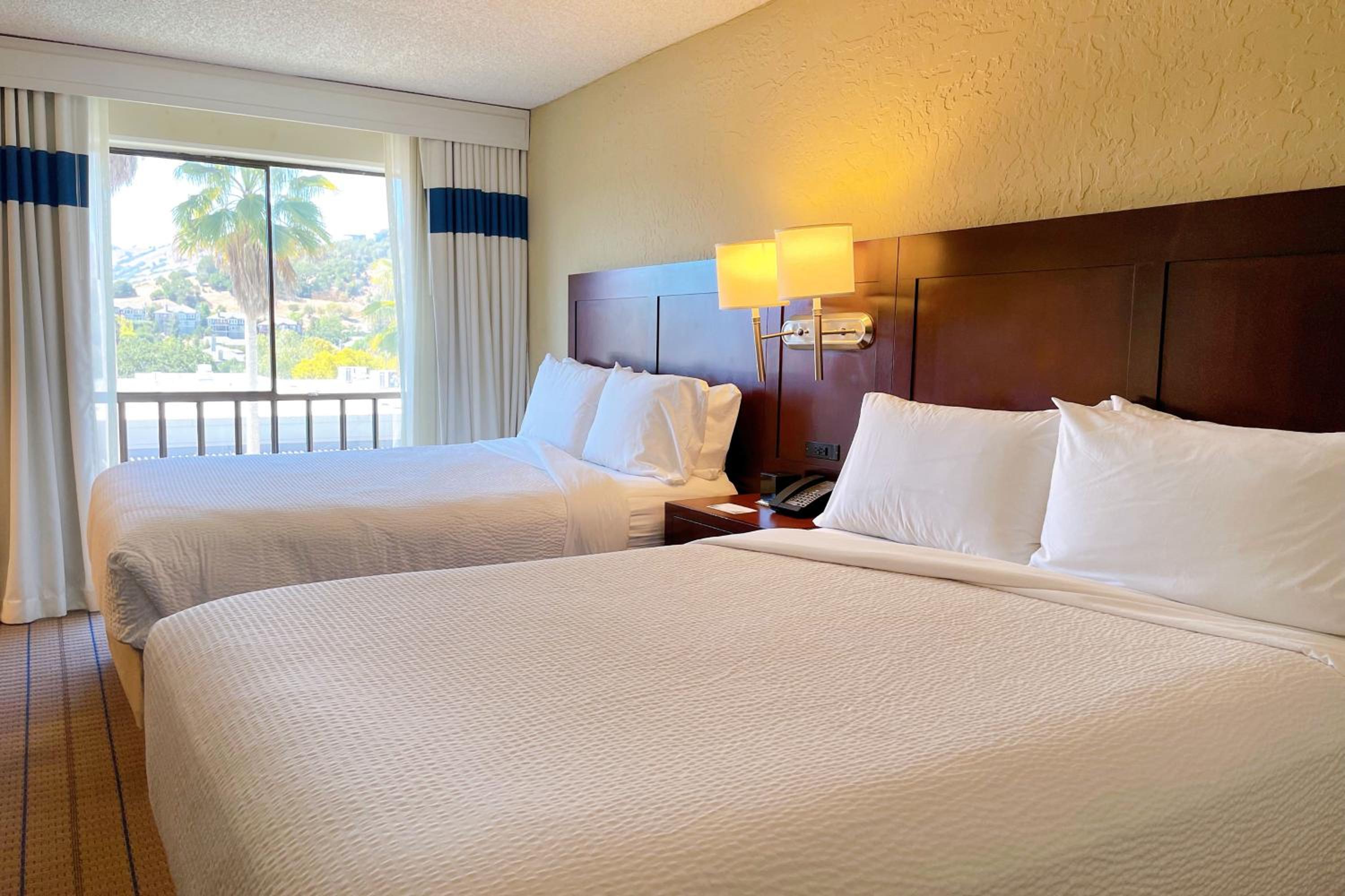 Deluxe, Guest room, 2 Queen - Photo 7