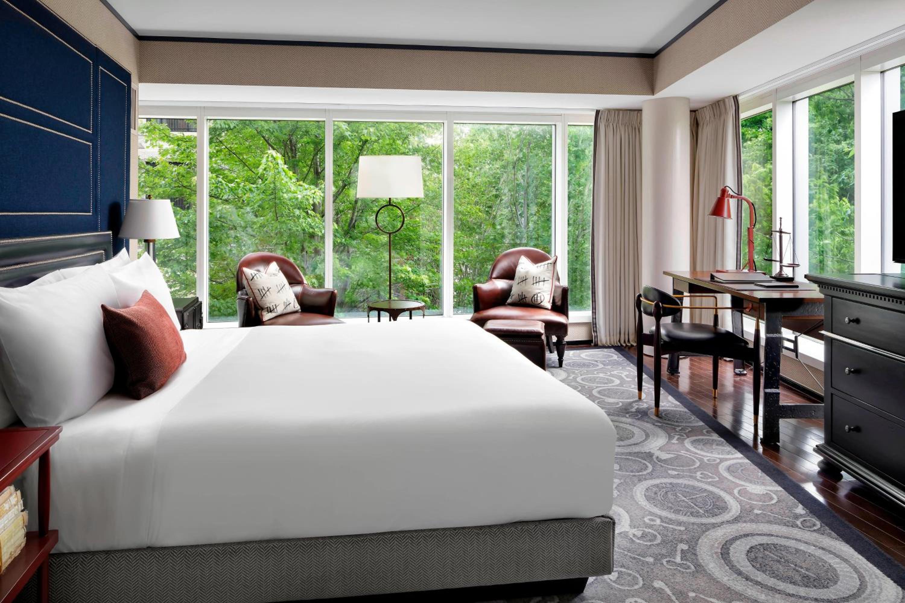 Grand Deluxe, Larger Guest room, 1 King, Corner room - Photo 1