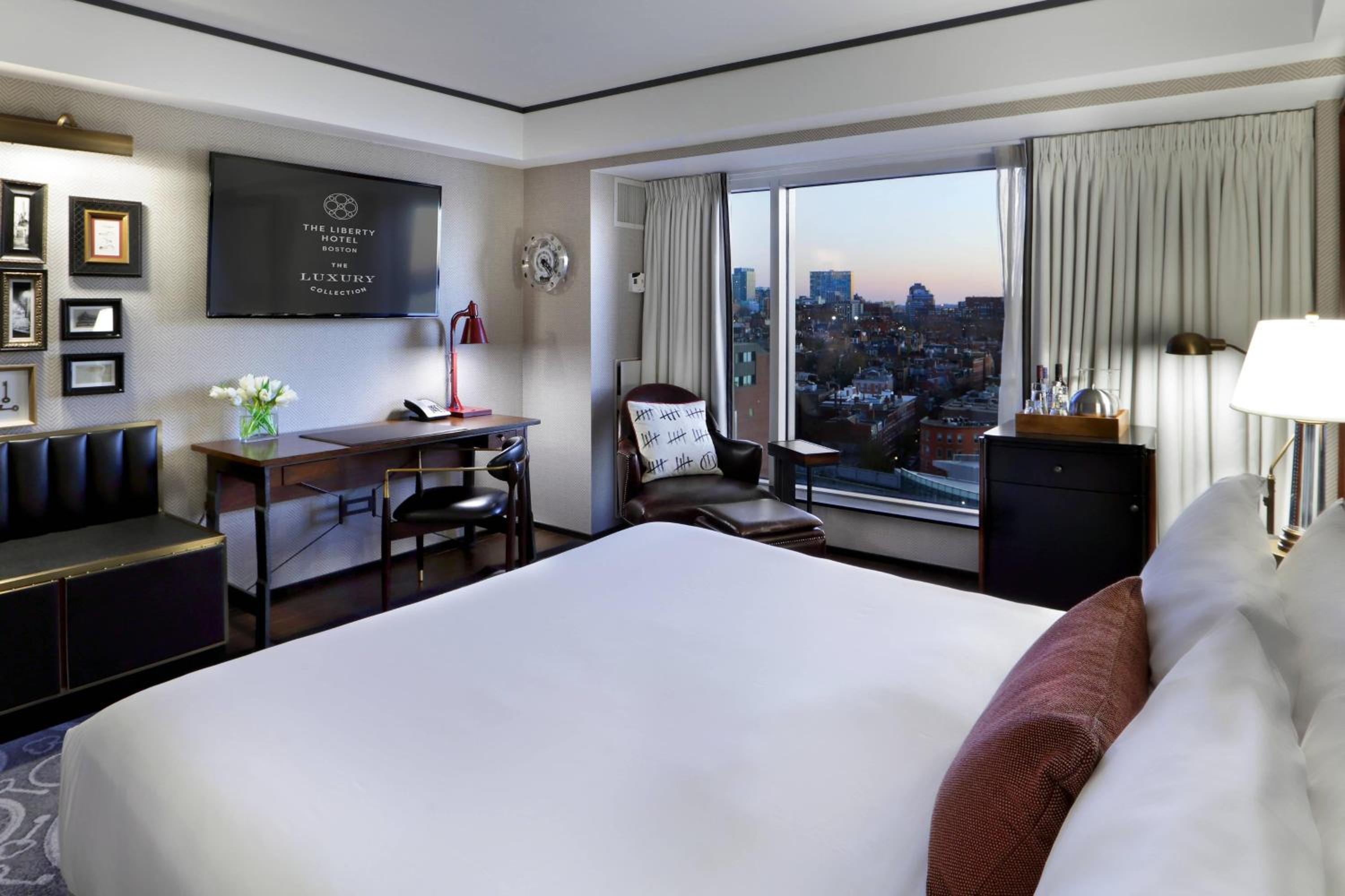 Grand Deluxe, Guest room, 1 King, Beacon Hill view - Photo 1