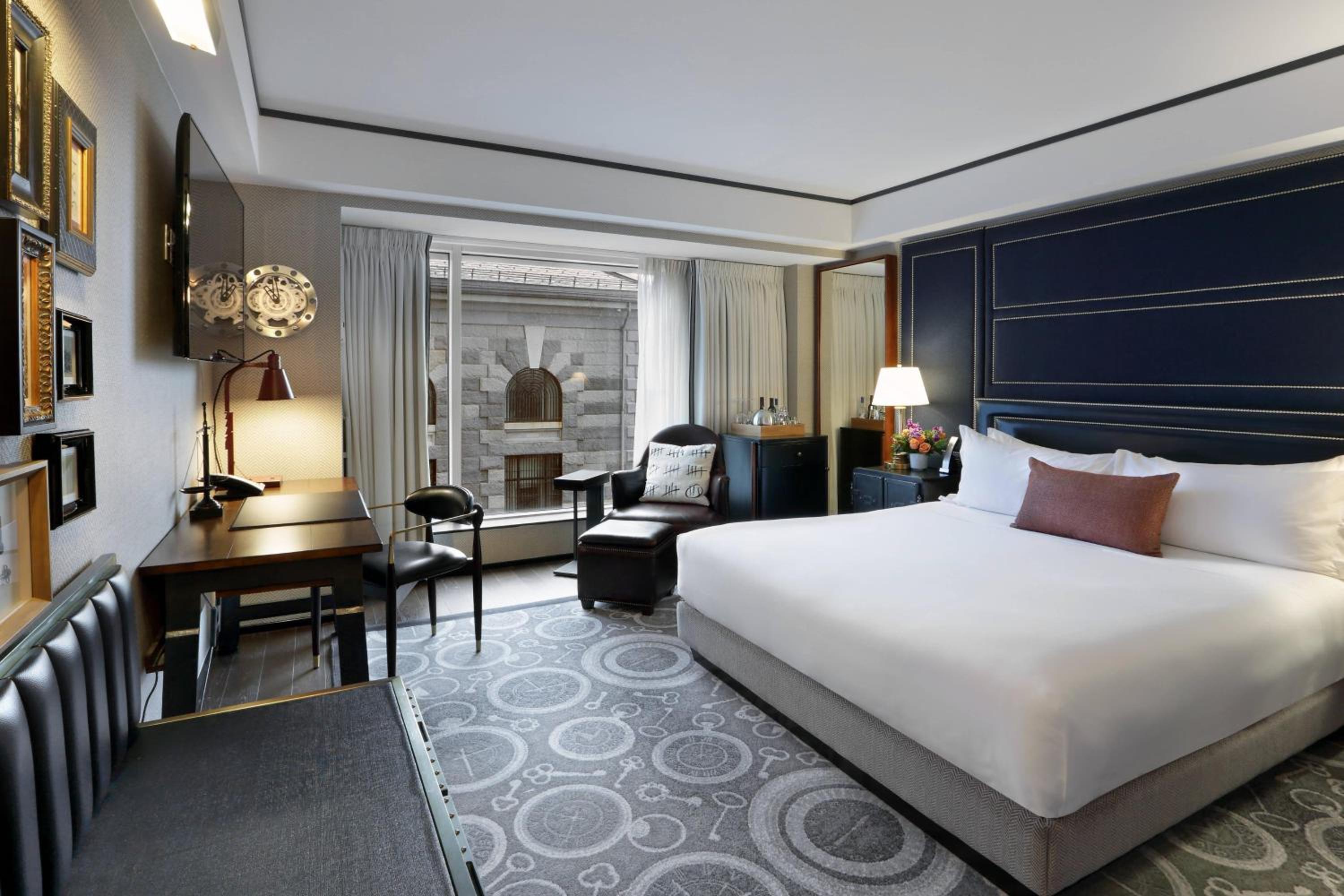 Deluxe, Guest room, 1 King, Courtyard view - Photo 1