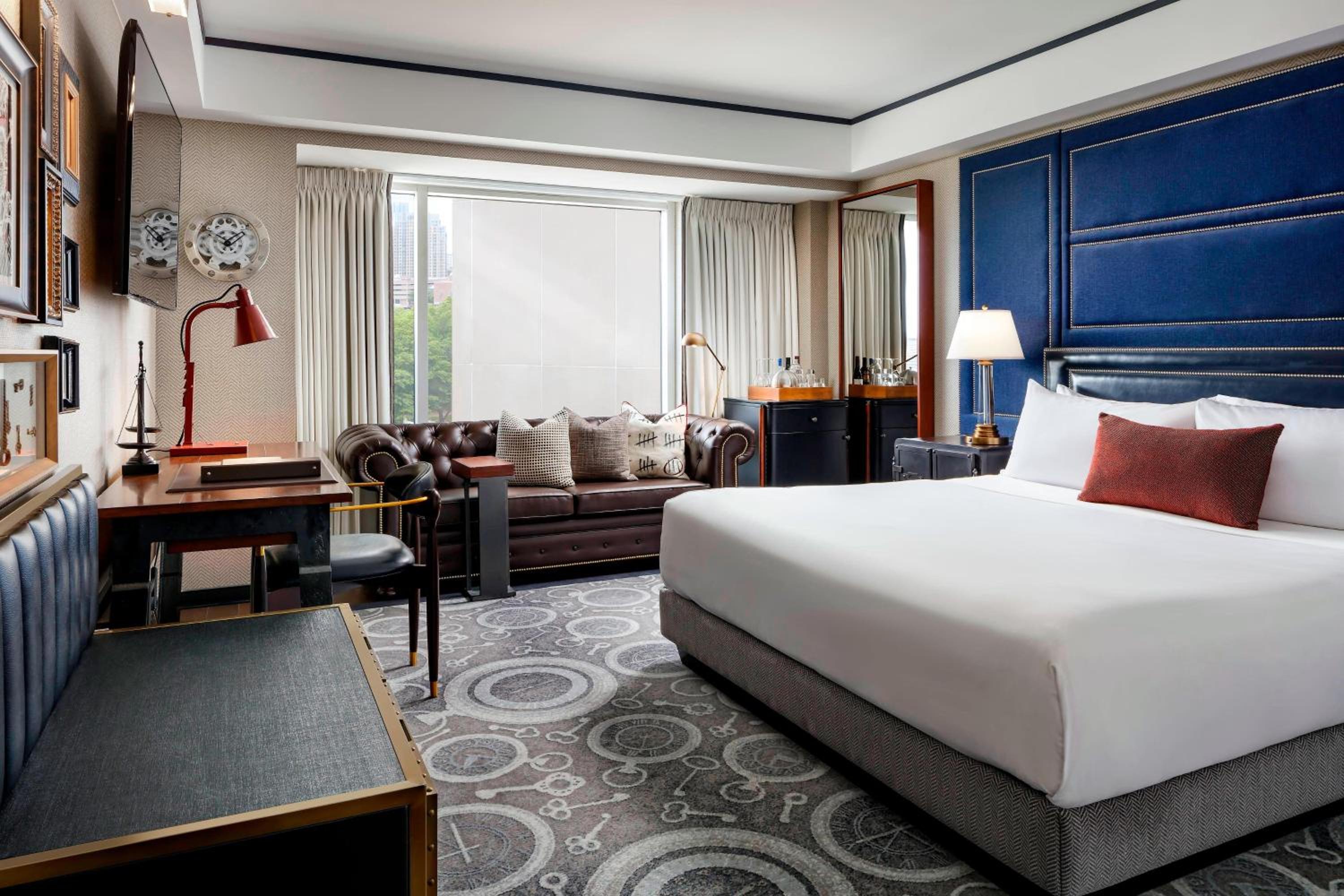 Deluxe, Guest room, 1 King - Photo 1