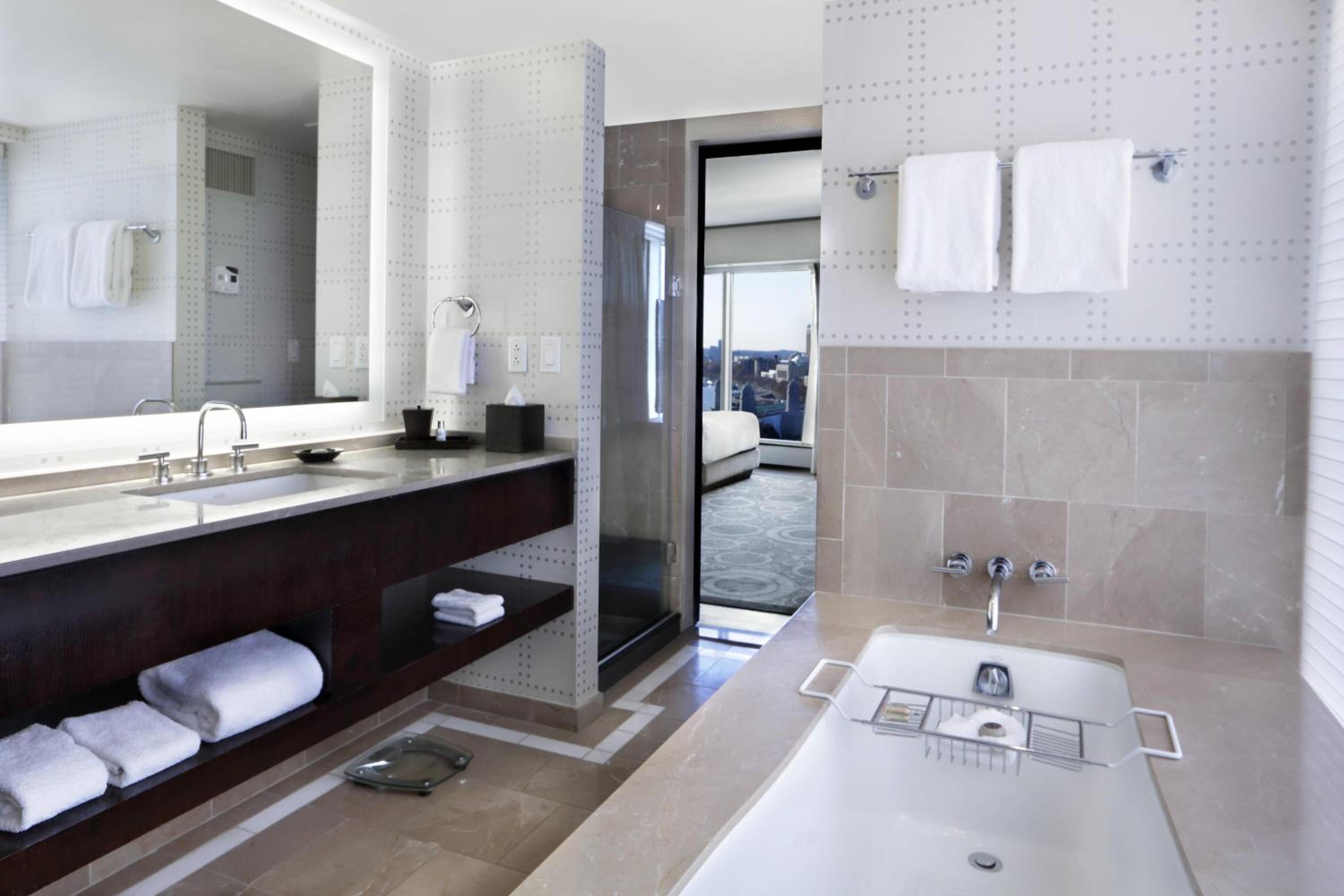 Grand Deluxe, Larger Guest room, 1 King, Corner room - Photo 2