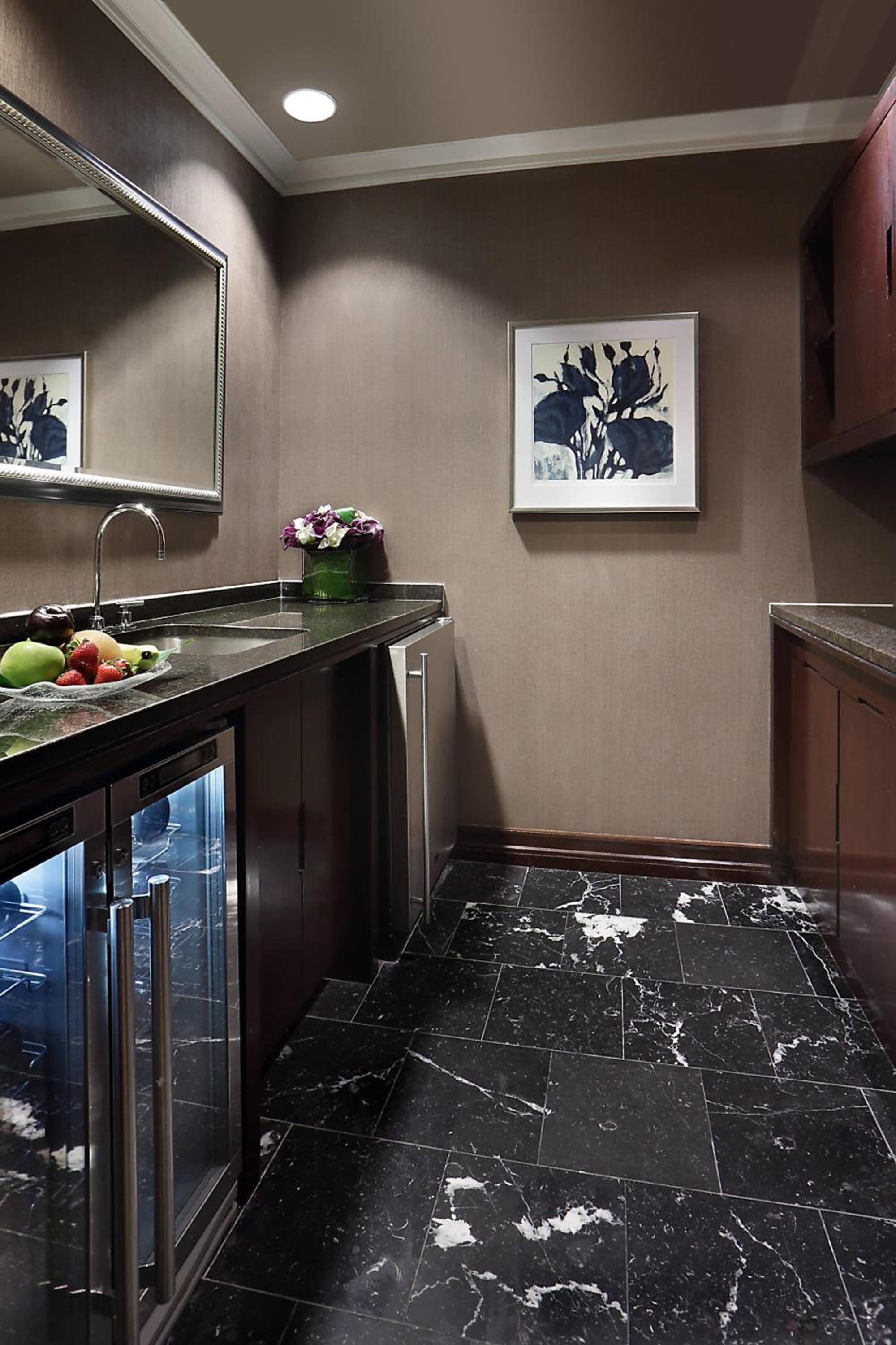 Ebersol, 1 Bedroom Presidential Suite, 1 King, City view thumbnail 5