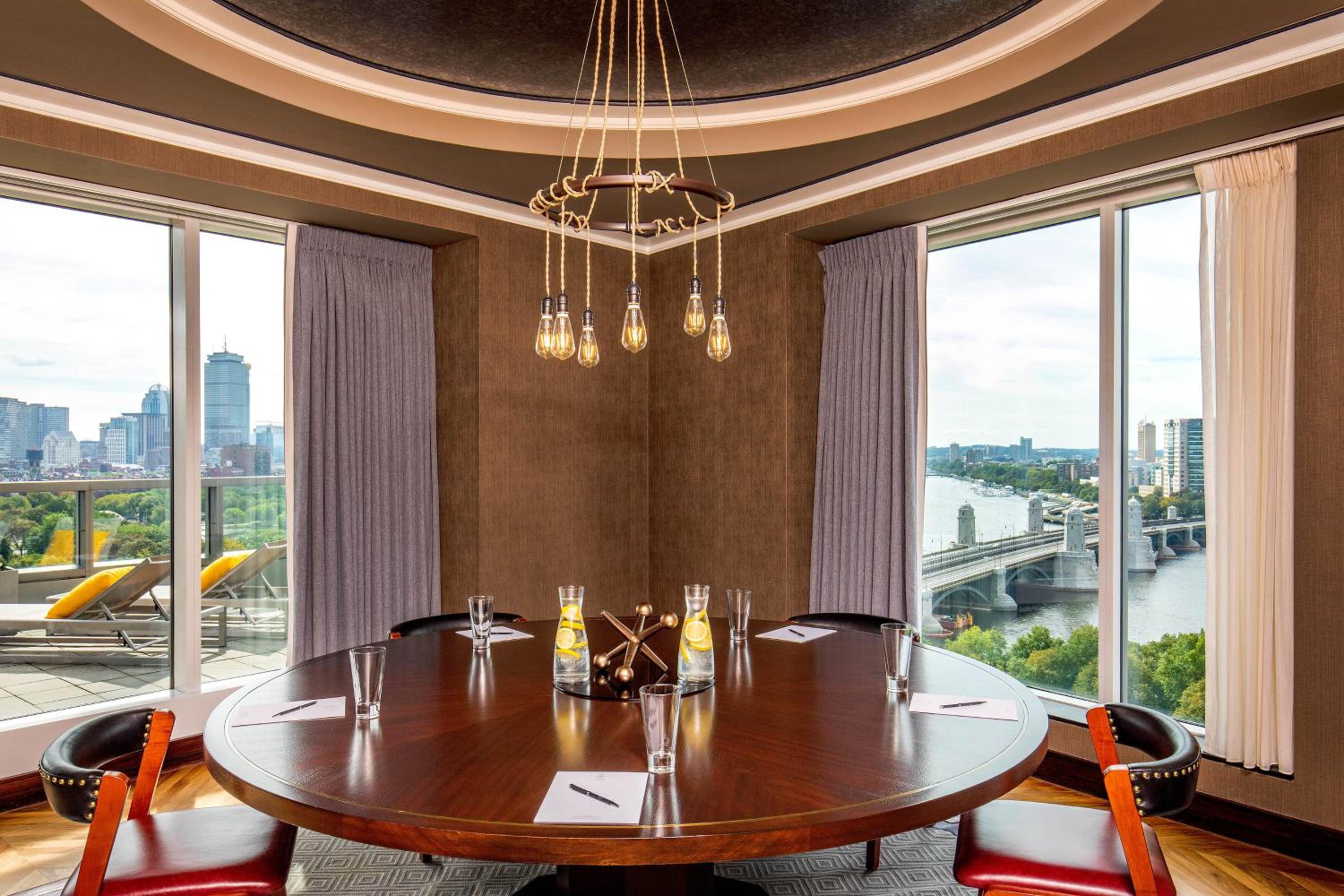 Ebersol, 1 Bedroom Presidential Suite, 1 King, City view thumbnail 5