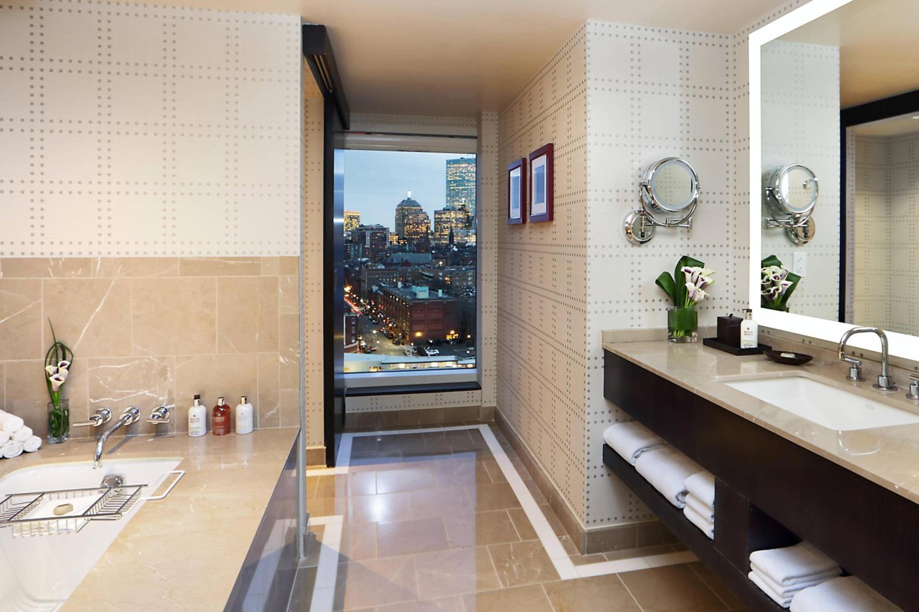 Charles River, 1 Bedroom 2 room Suite, 1 King, Sofa bed