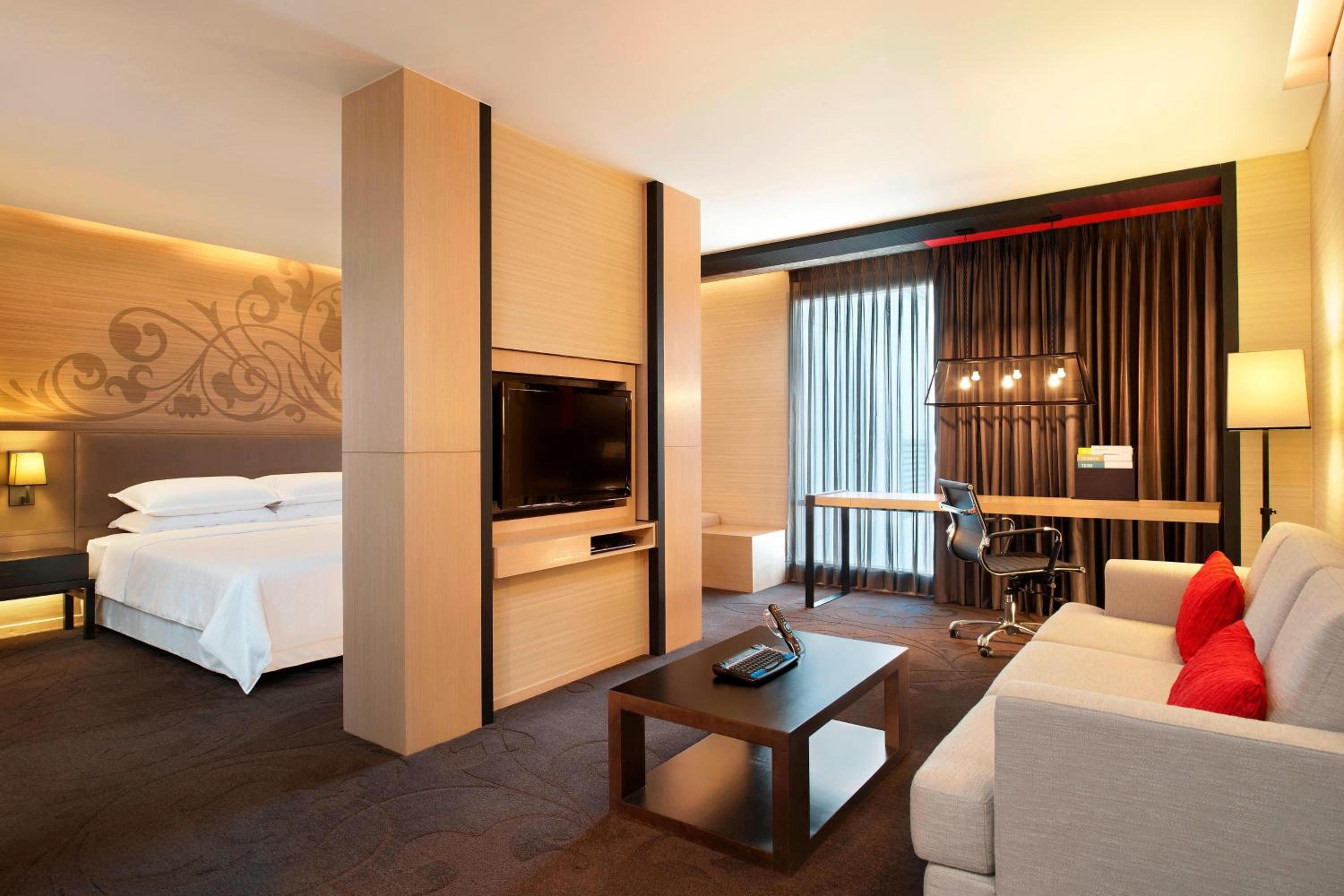 Junior Suite with King Bed photo 3
