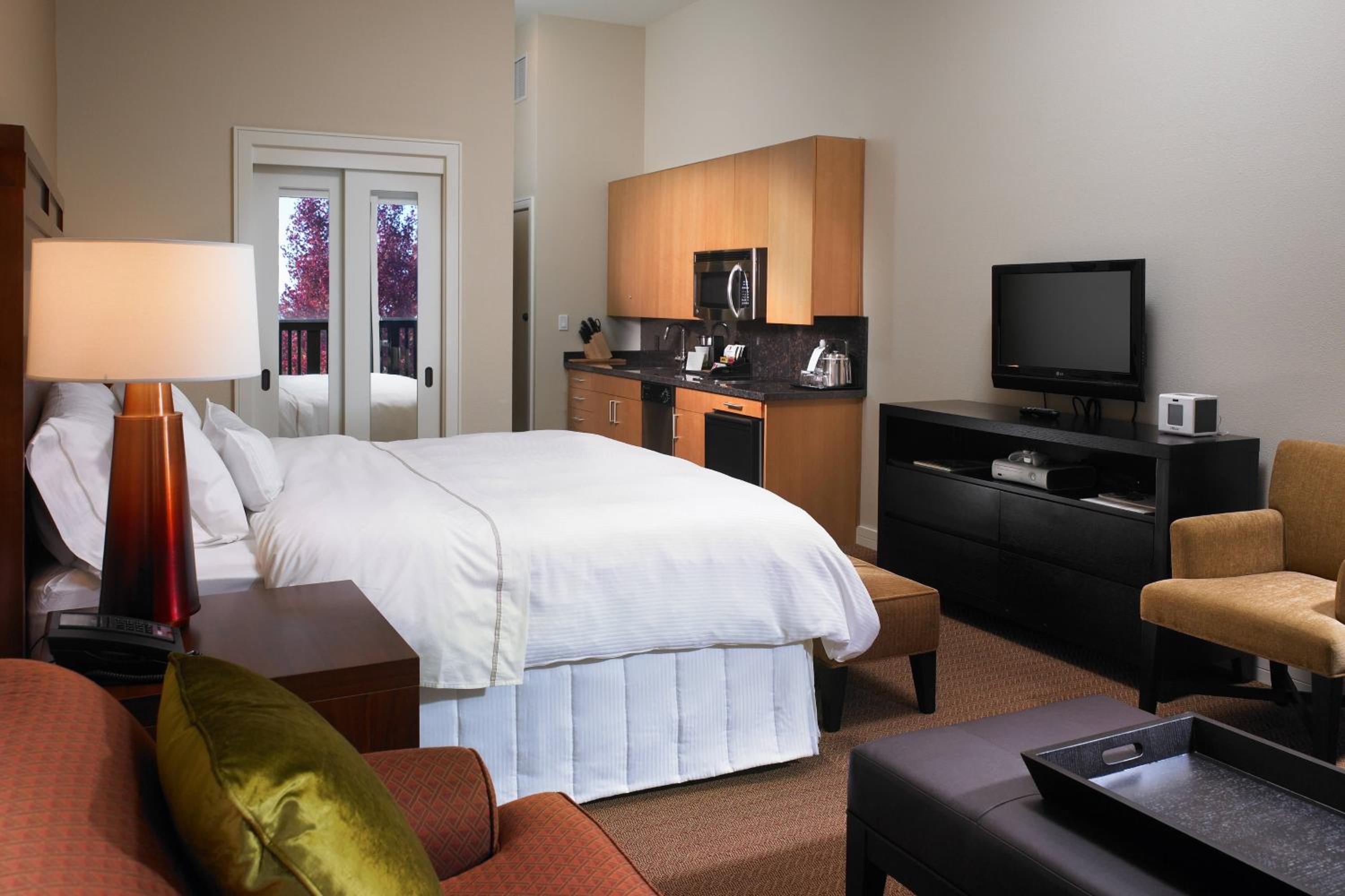 Deluxe King Room - Hearing Accessible - Photo 1