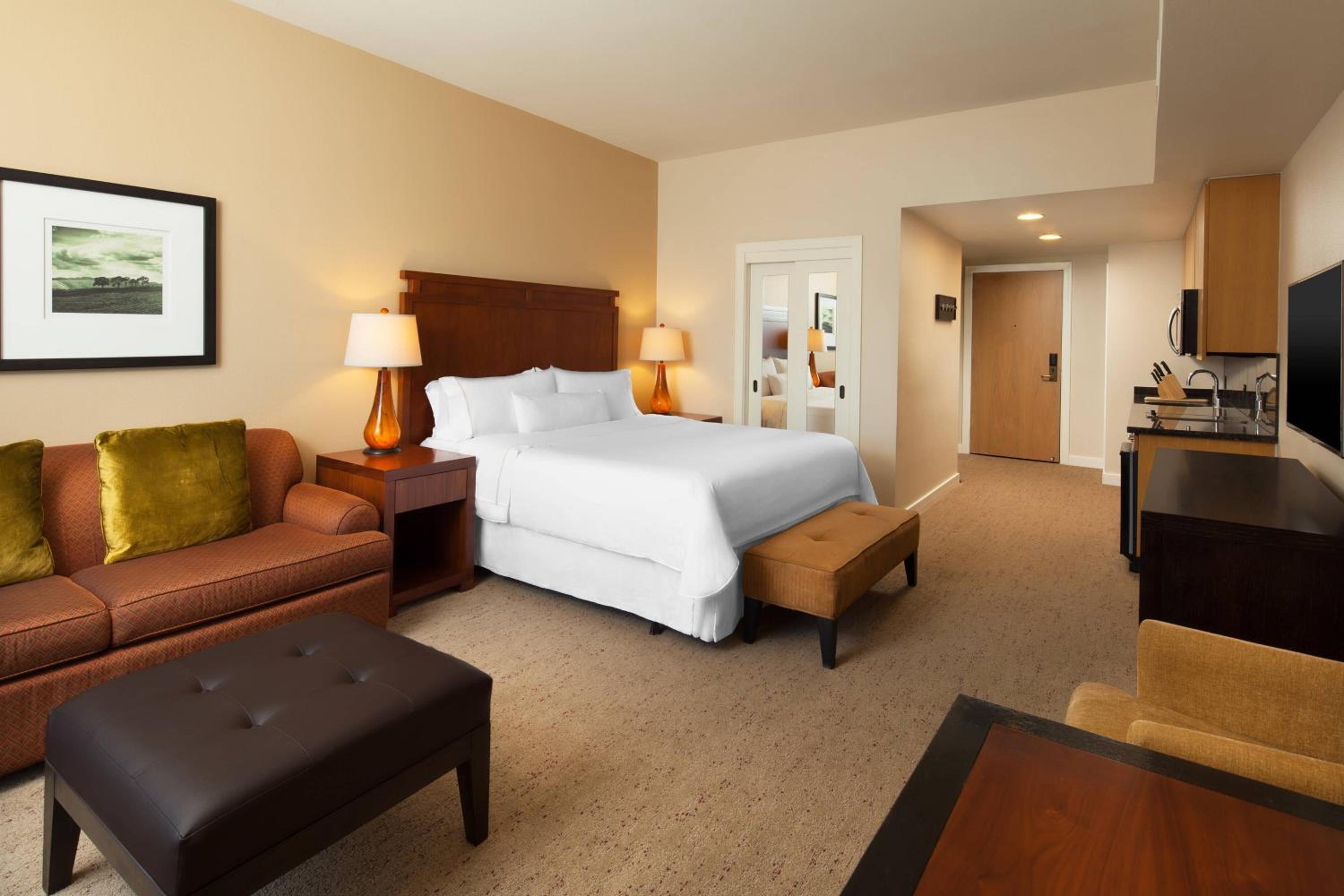 Deluxe King Room - Hearing Accessible - Photo 2