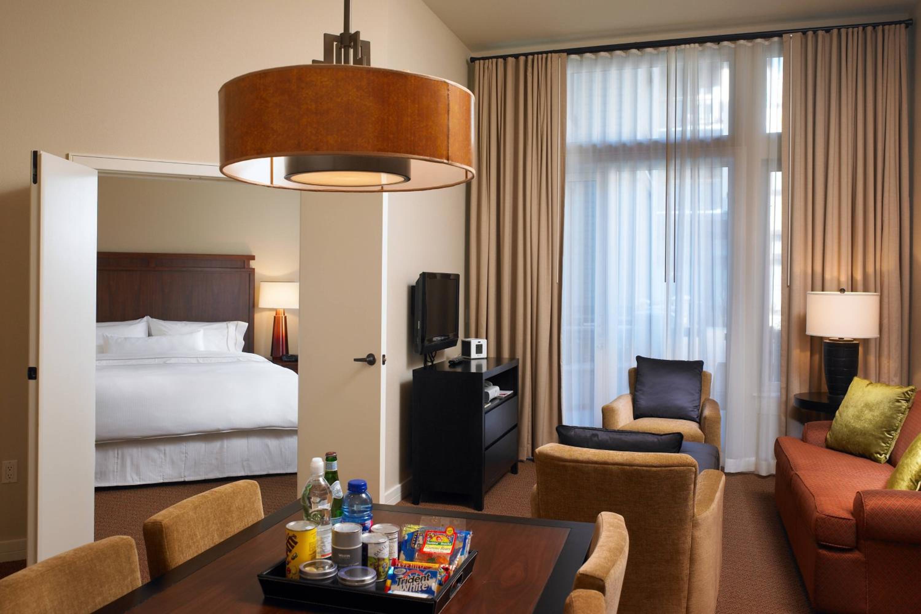 One-Bedroom King Suite with Sofa Bed /Balcony/Roll-In Shower - Mobility/Hearing Accessible - Photo 1