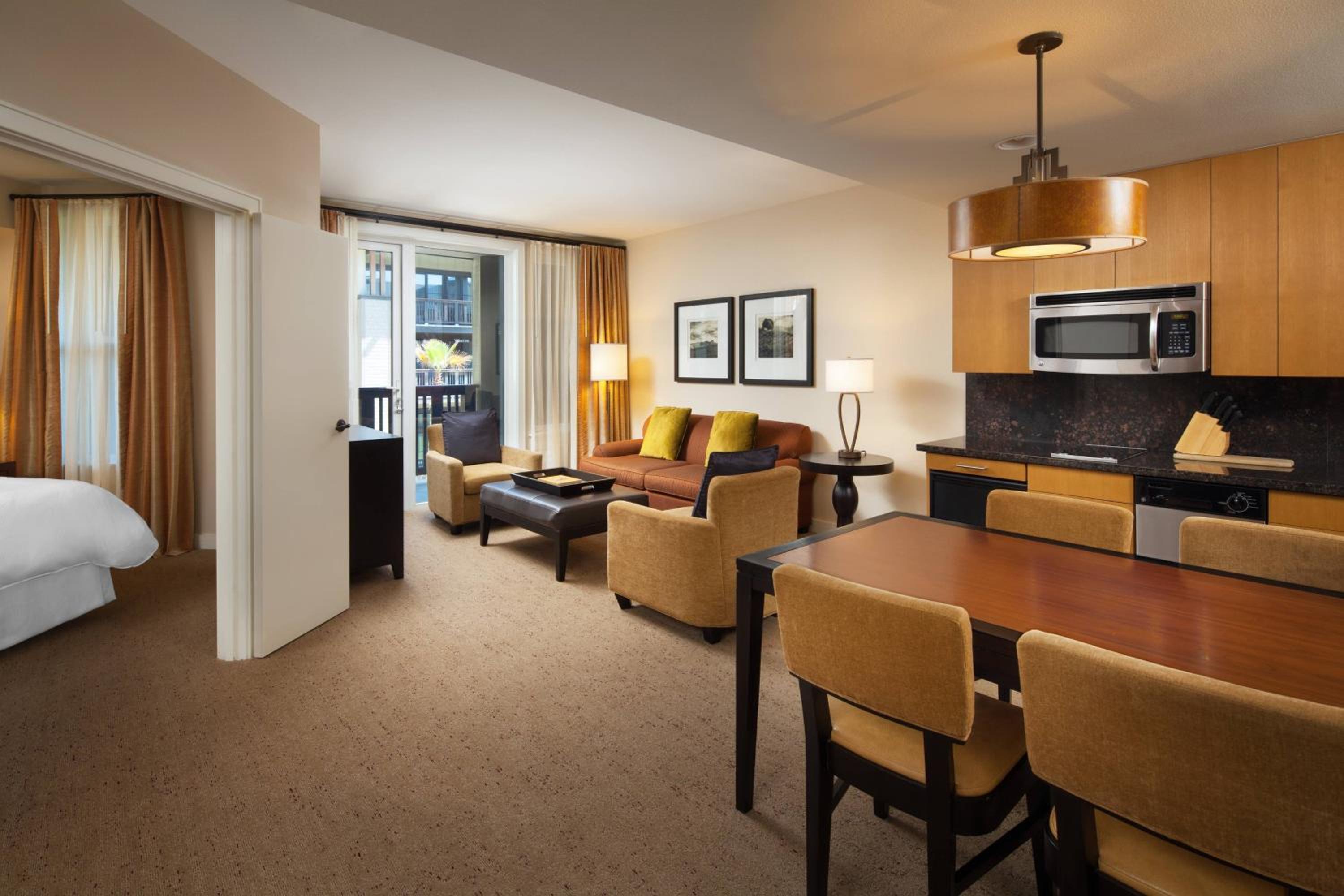 One-Bedroom King Suite with Sofa Bed /Balcony/Roll-In Shower - Mobility/Hearing Accessible - Photo 2