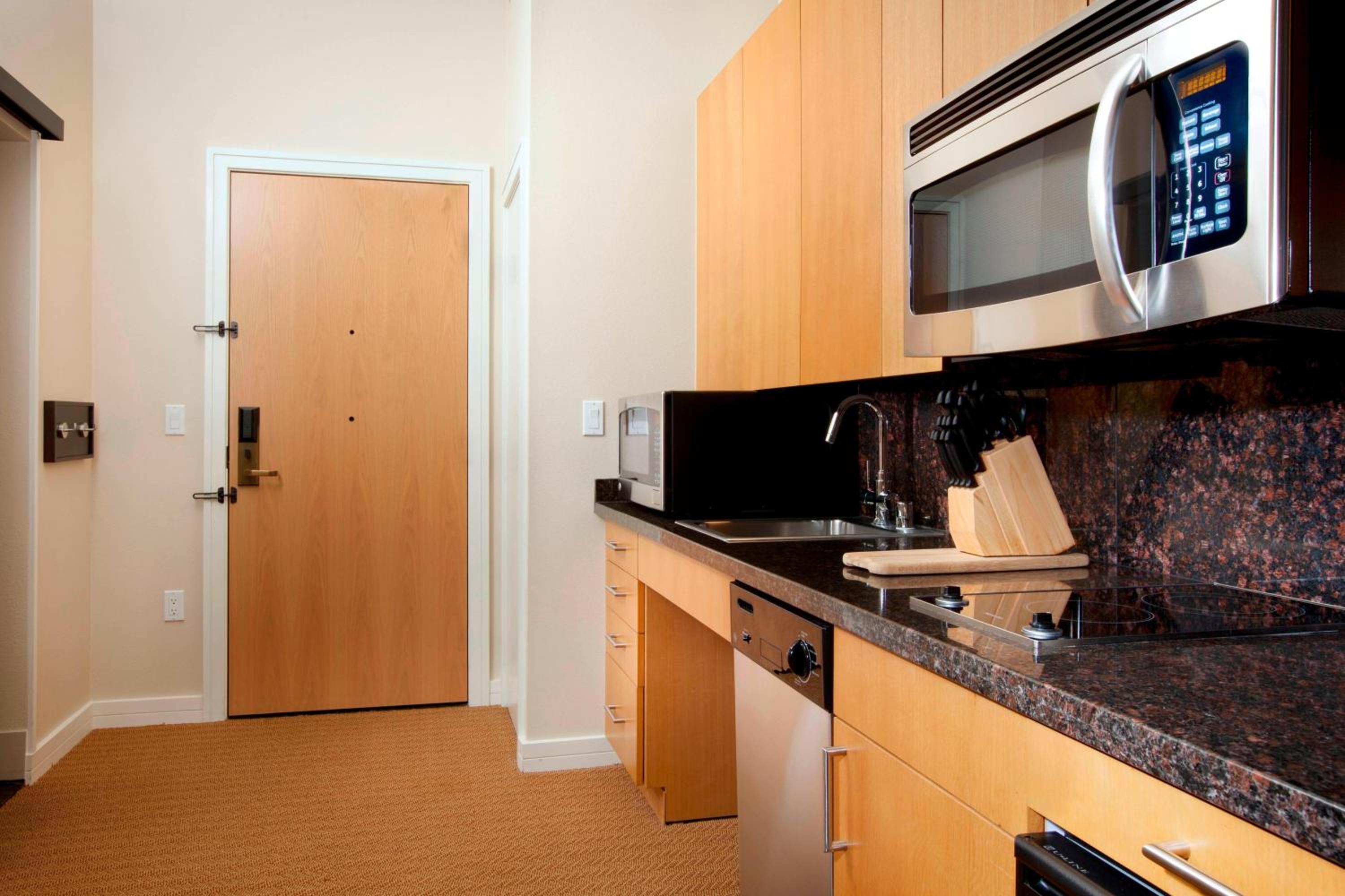 One-Bedroom King Suite with Sofa Bed /Balcony/Roll-In Shower - Mobility/Hearing Accessible - Photo 3