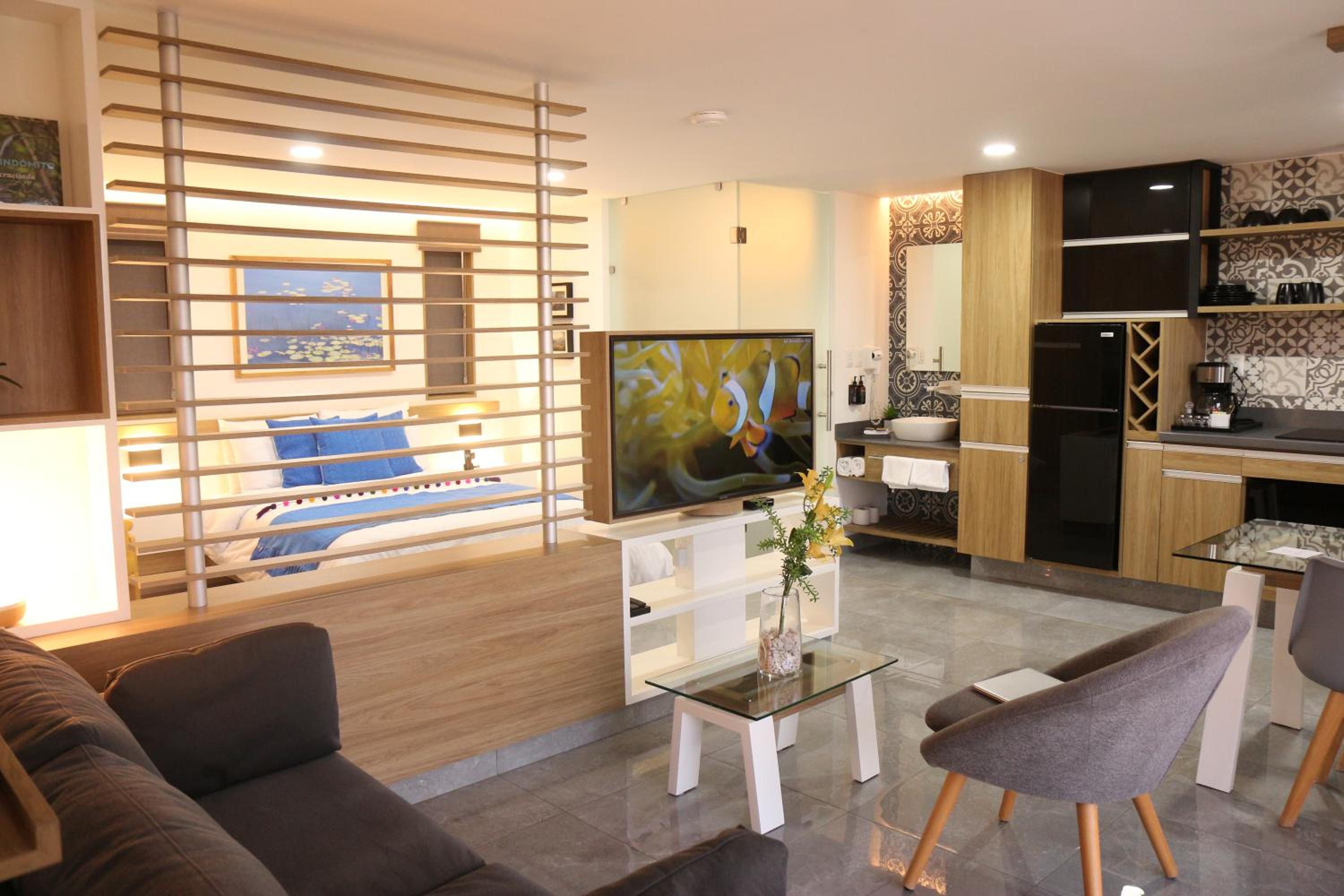 Suite - Photo 17