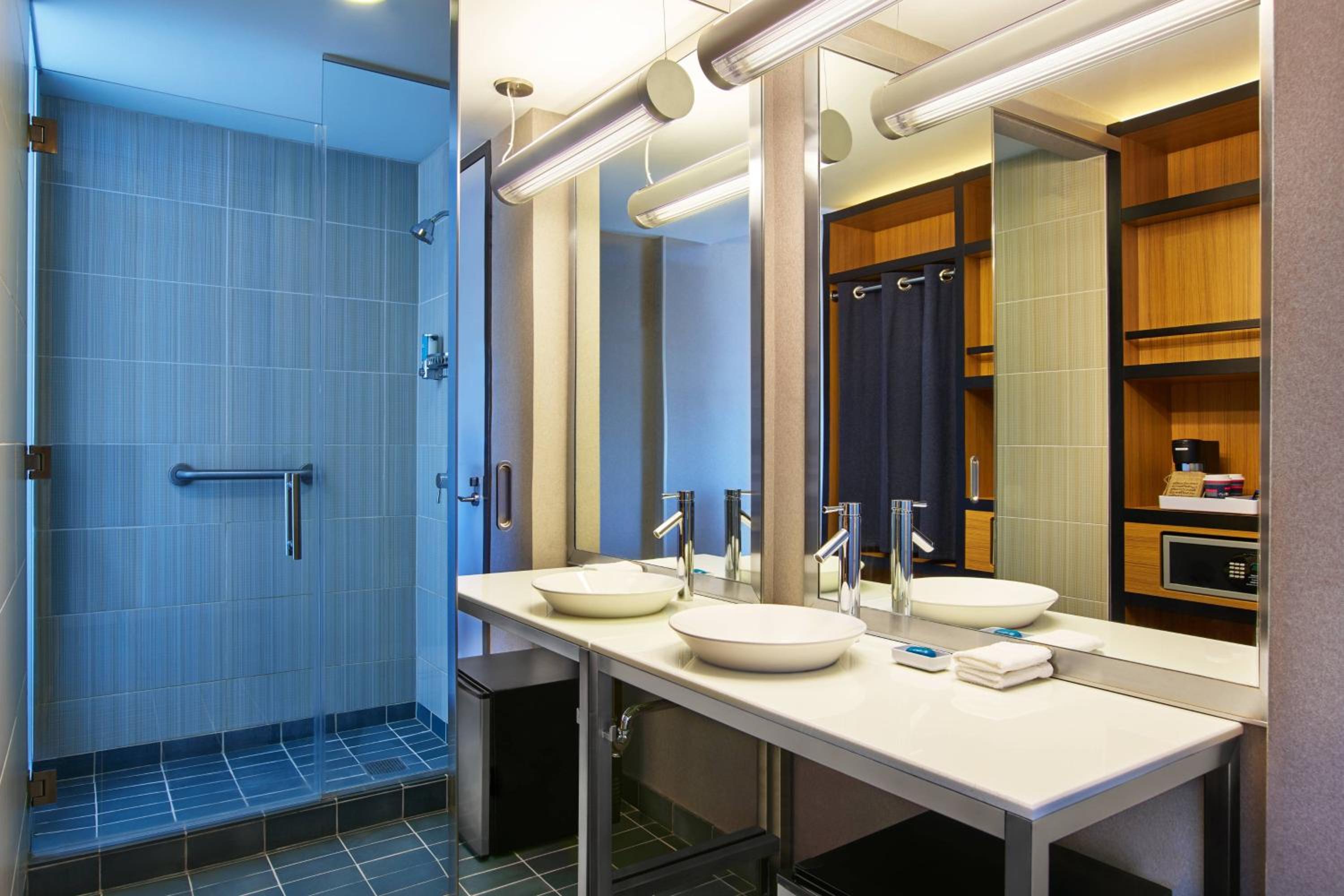 Aloft, Guest room, 1 King - Photo 4
