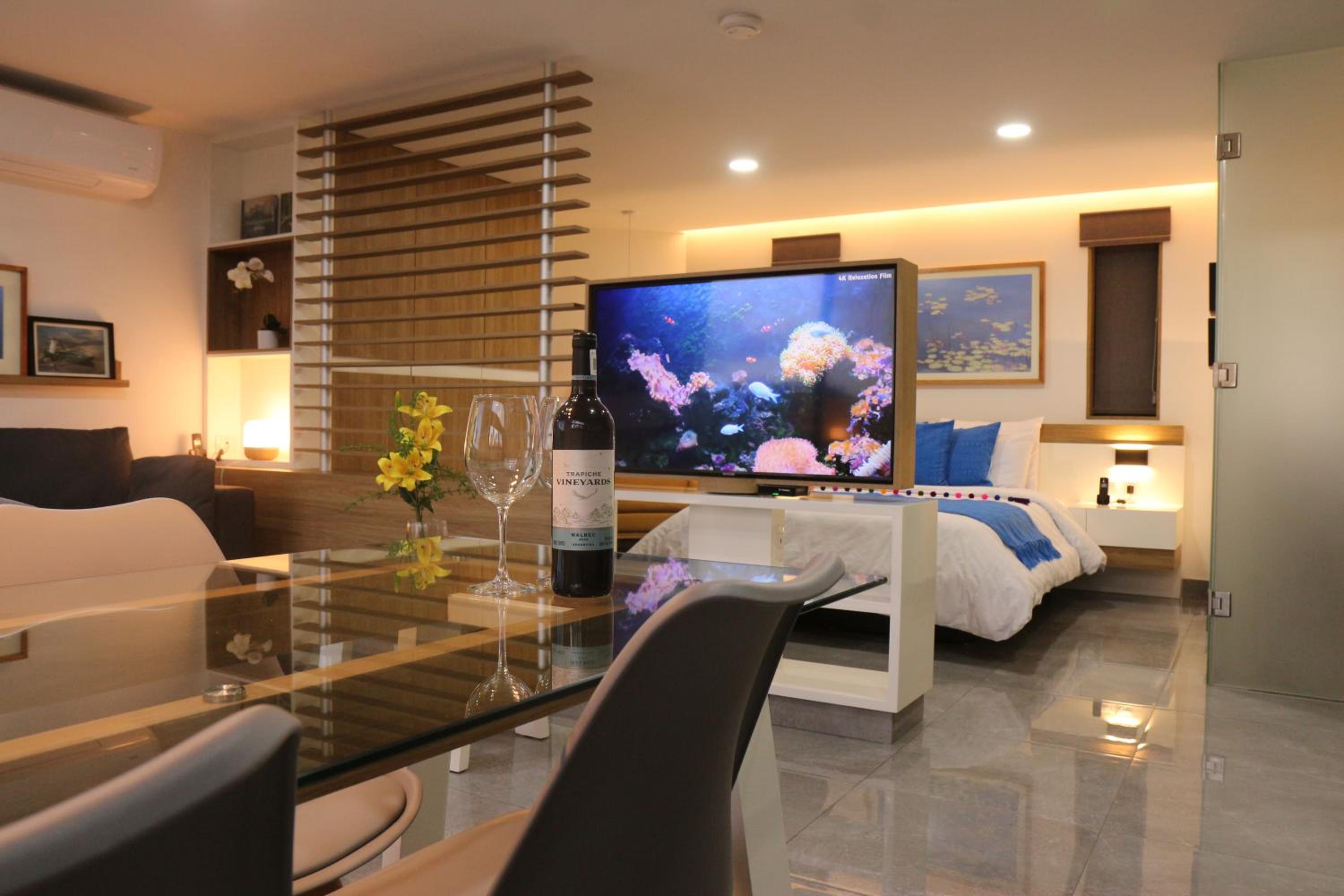 Suite - Photo 16