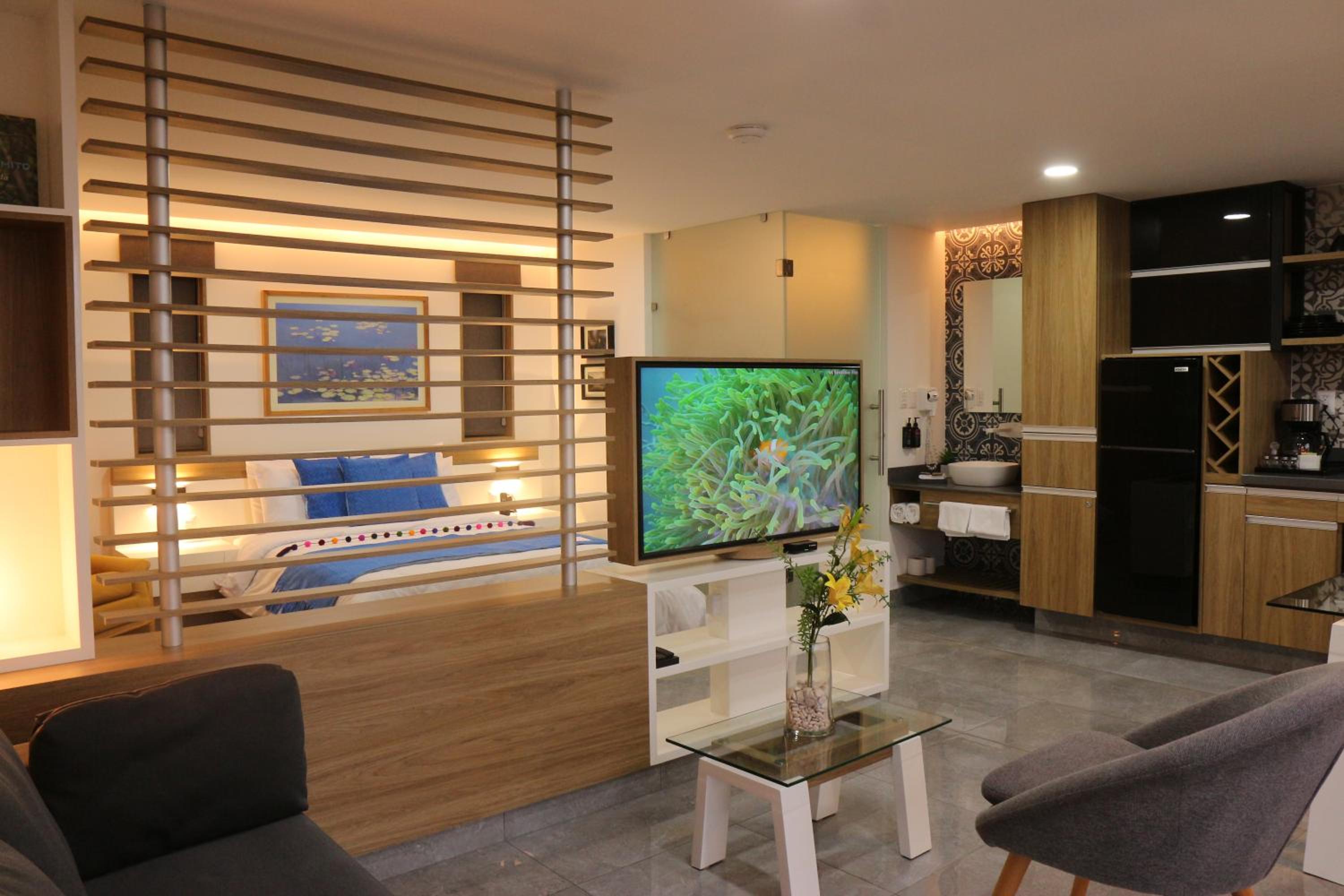 Suite - Photo 15