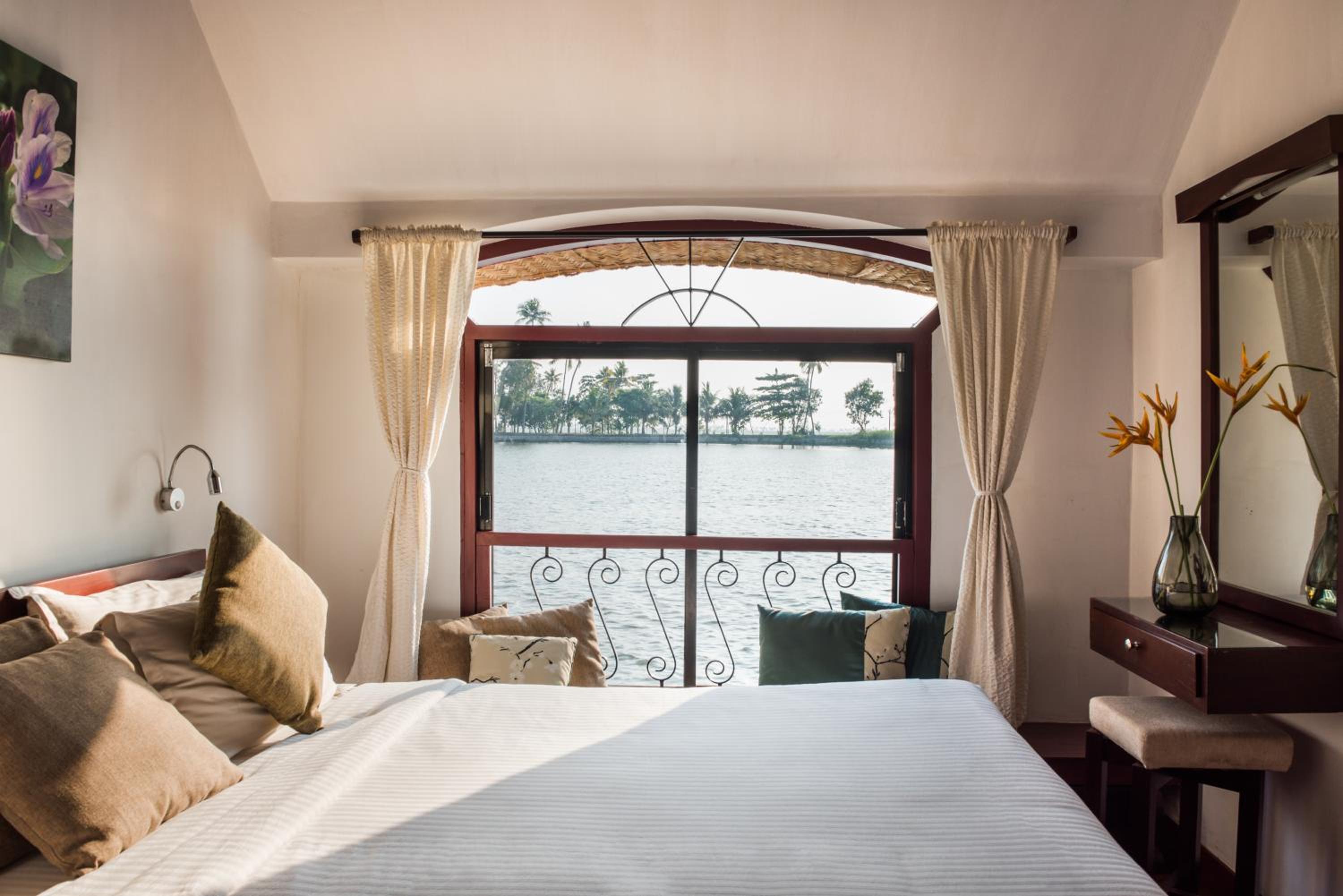 Three Bedroom Houseboat MO