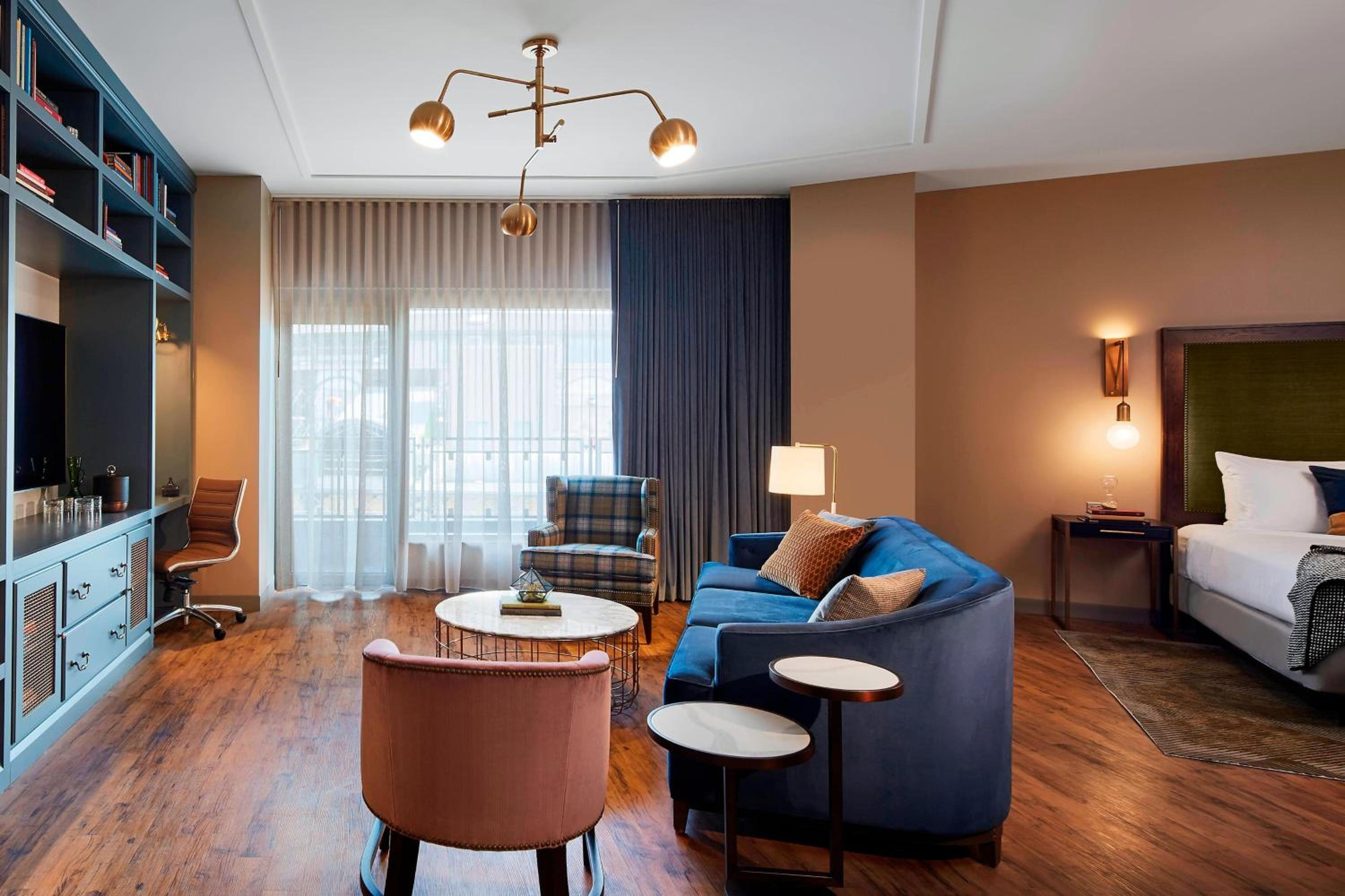 Junior Suite - Ballpark View thumbnail 5