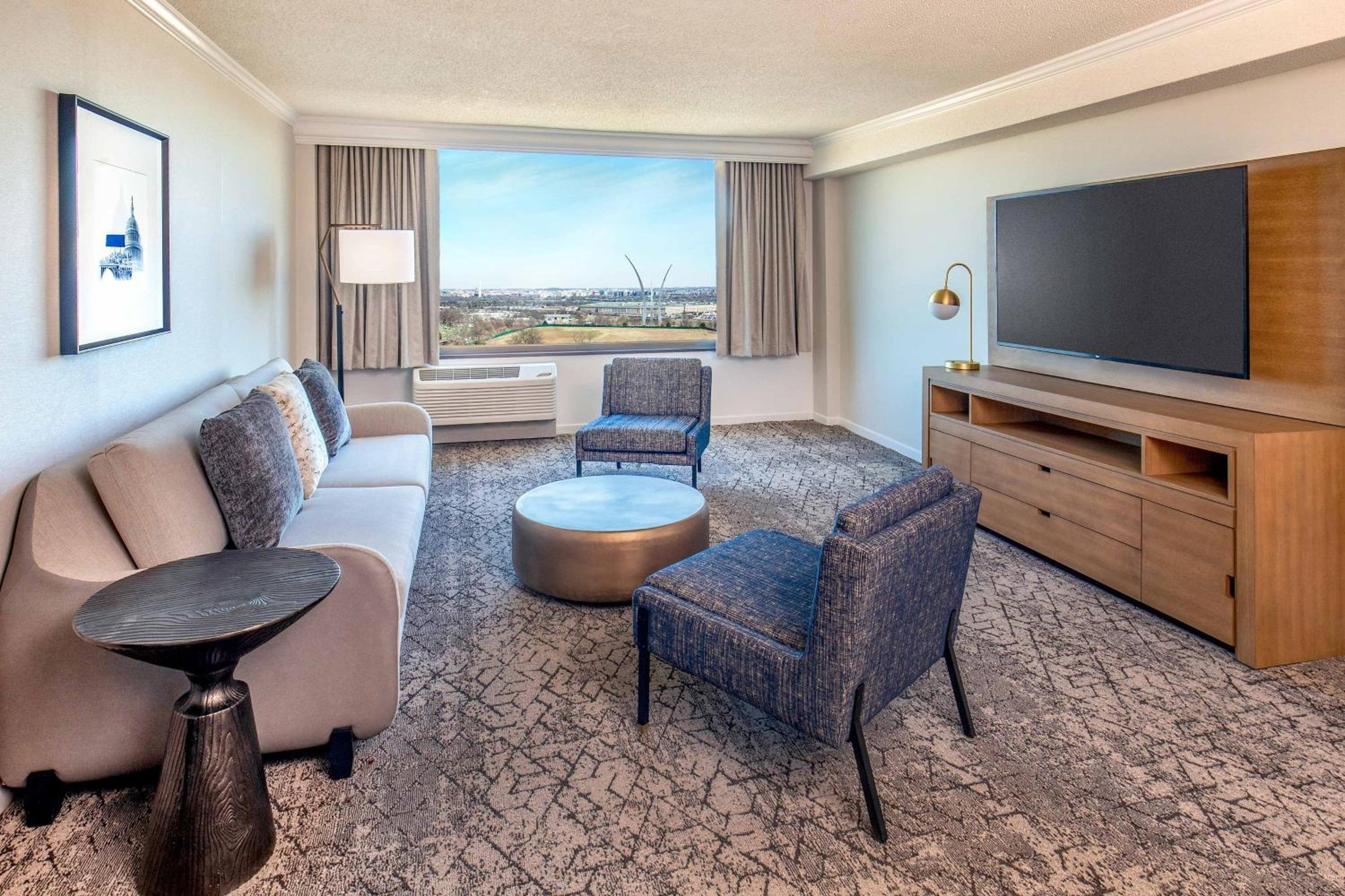 Suite, 1 King, City view, Main - Photo 4