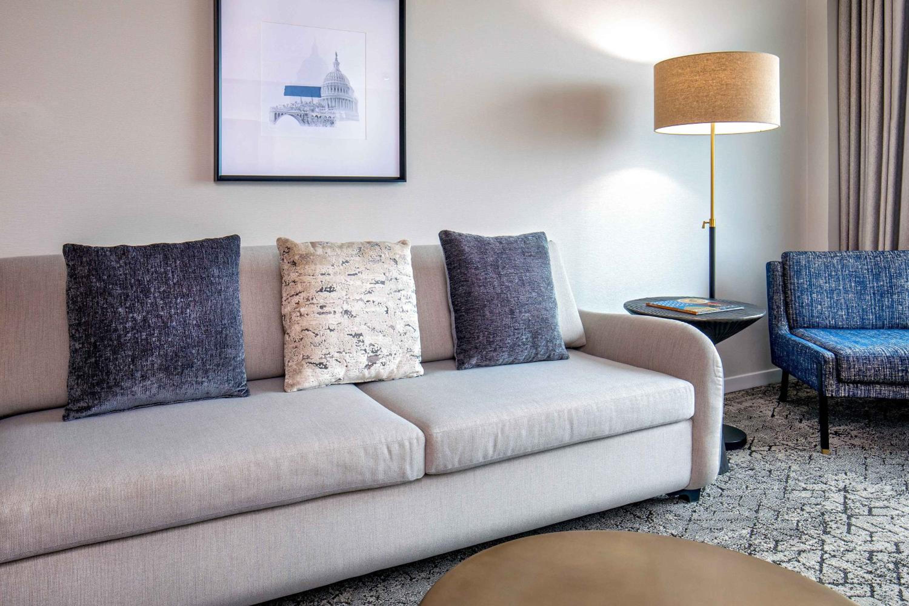 Suite, 1 King, City view, Main - Photo 3